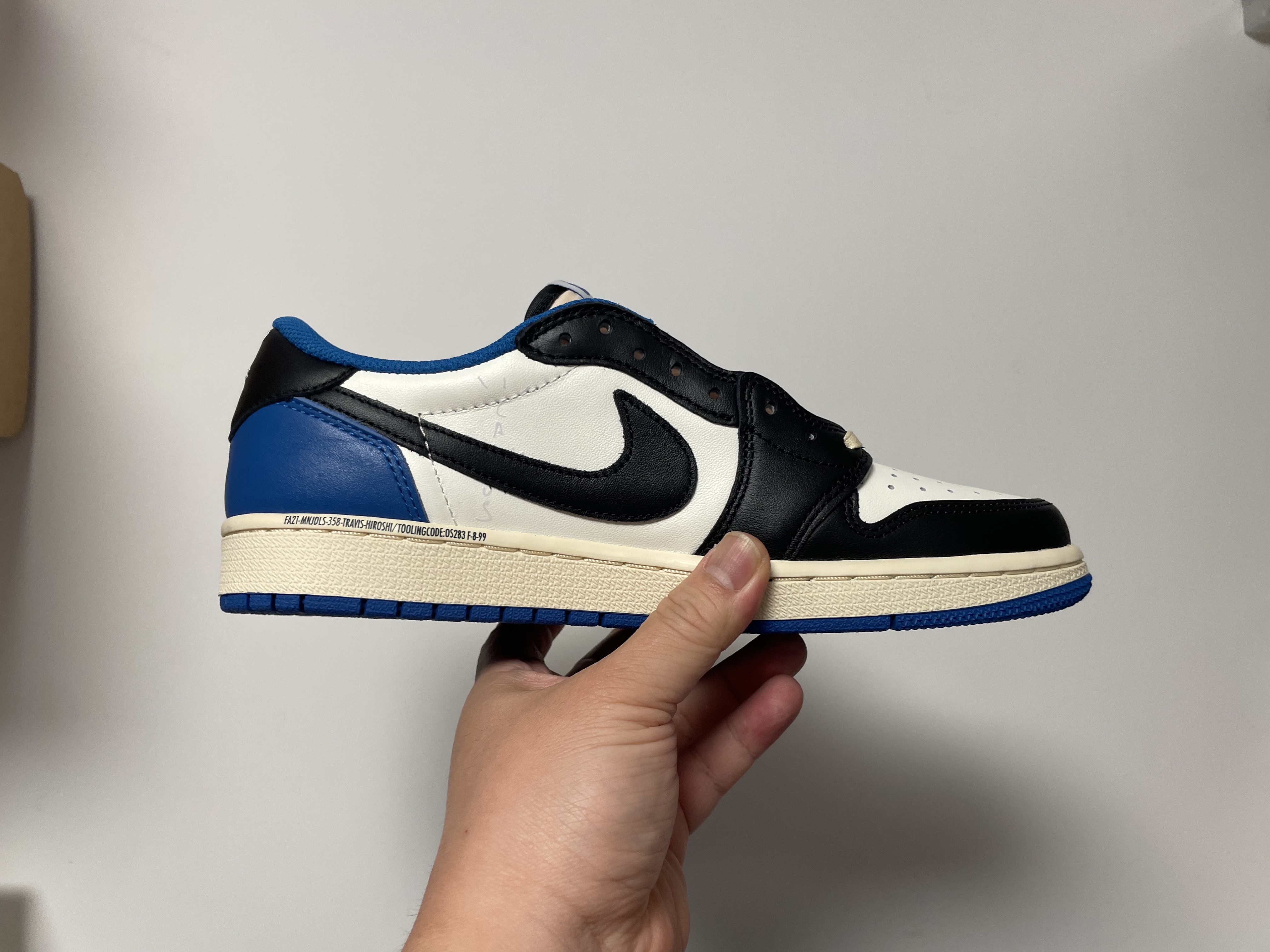 Jordan 1 x Travis Scott x Fragment Retro Low OG SP Military Blue 착용 스타일 - 4