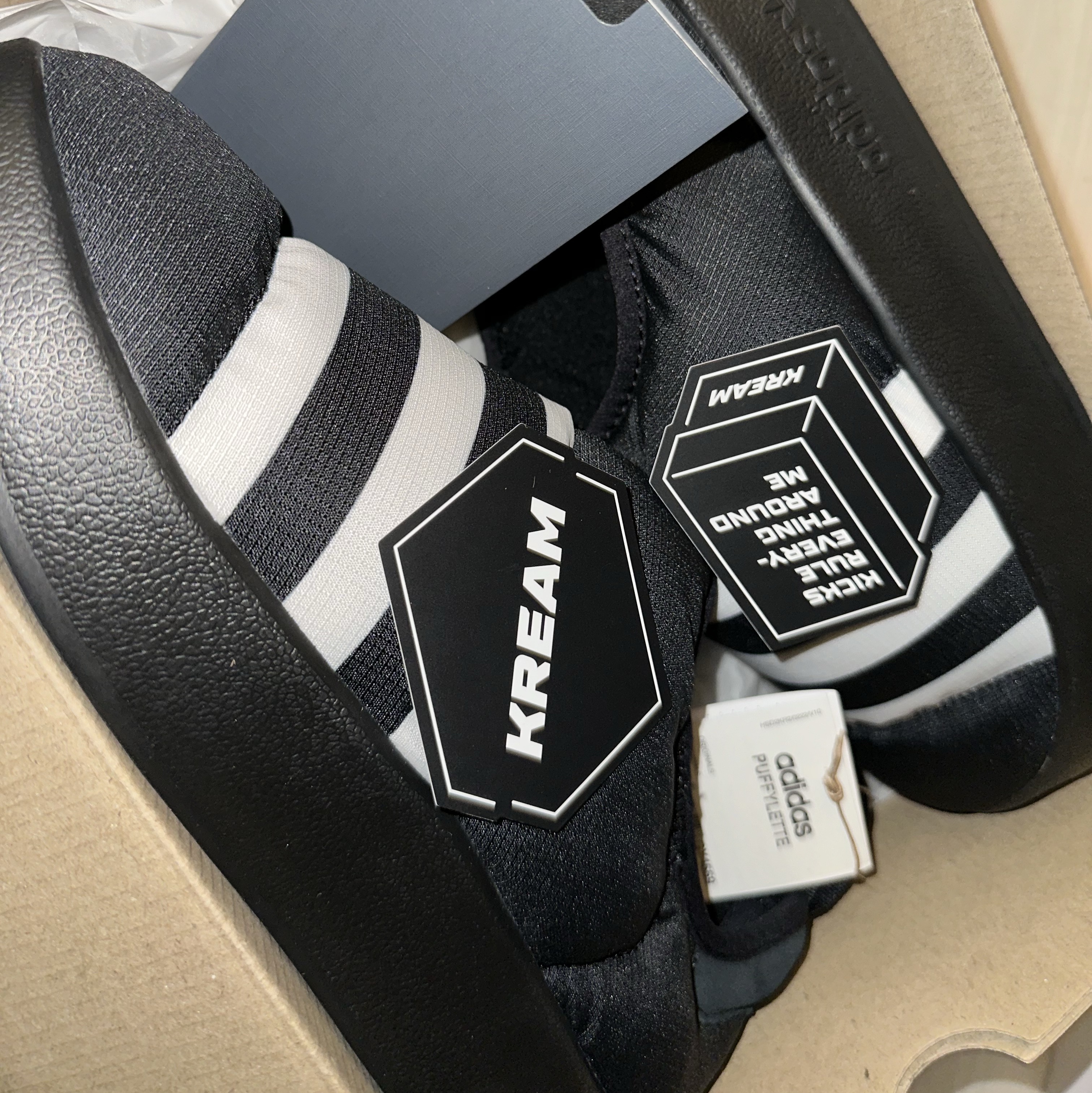 Adidas Puffylette Core Black 착용 스타일