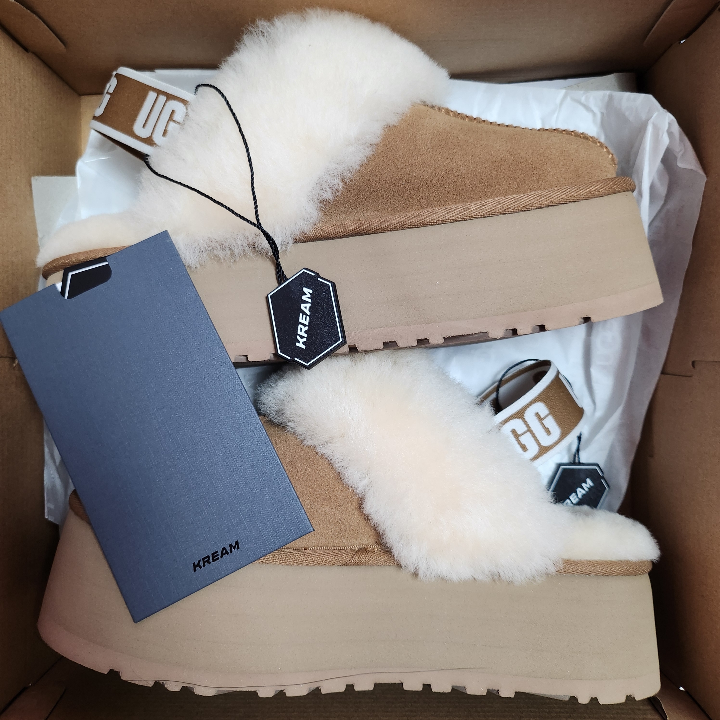 (W) UGG Funkette Slides Chestnut 착용 스타일