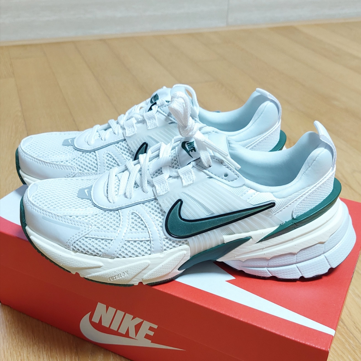 Nike V2K Run White Fir 착용 스타일 - 1