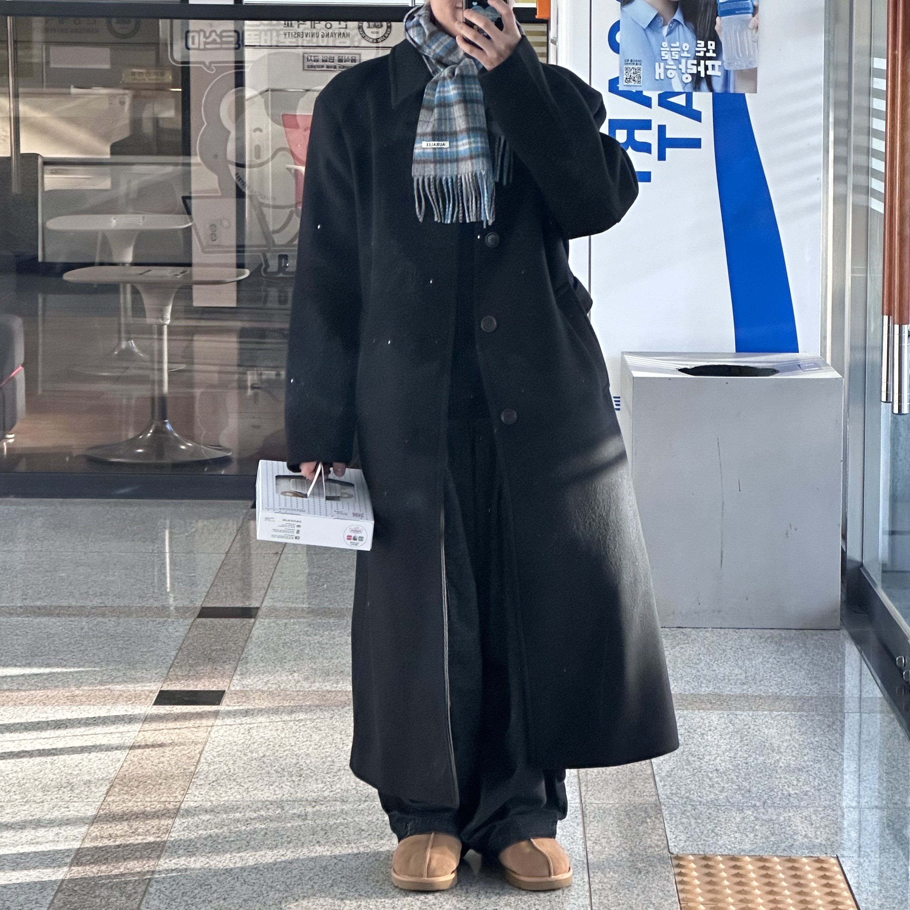 어그 타스만 슬리퍼 체스트넛, 오라리 캐시미어 체크 스톨 그레이 블루 체크 착용 스타일