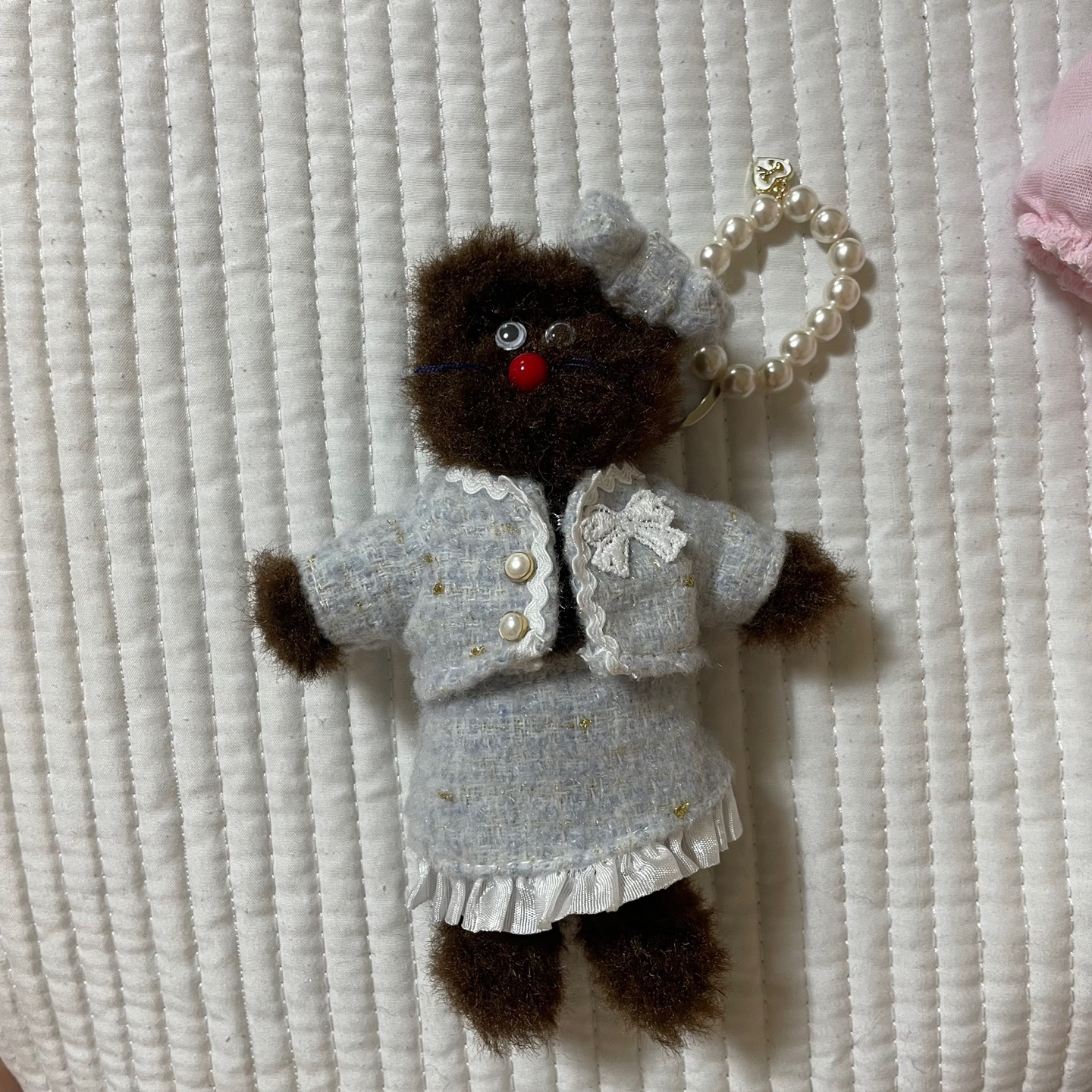 Monamhee Bred Keyring with Pink Pants Brown 착용 스타일 - 1