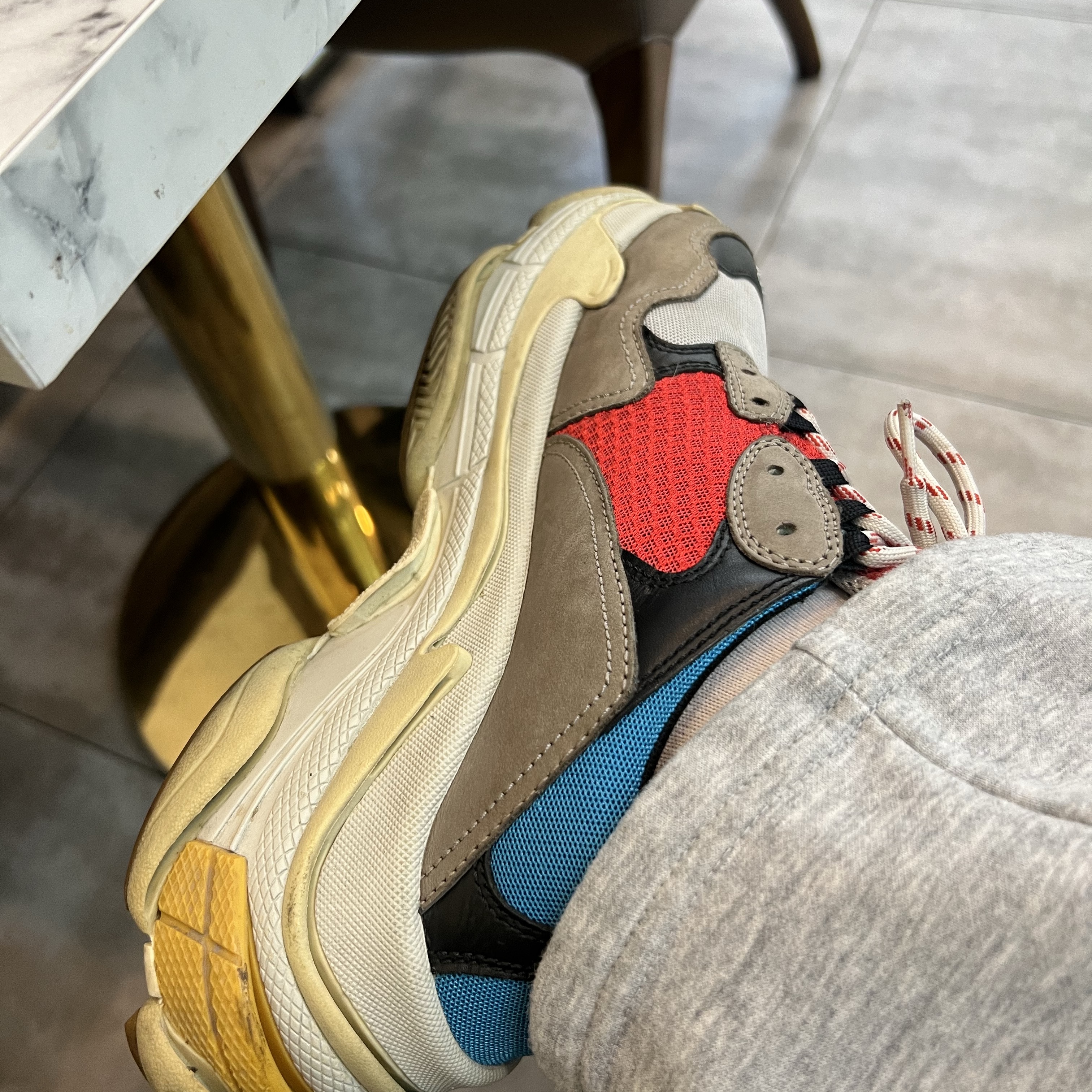 Balenciaga Triple S Grey Red Blue 2018 Reissue 착용 스타일 - 2