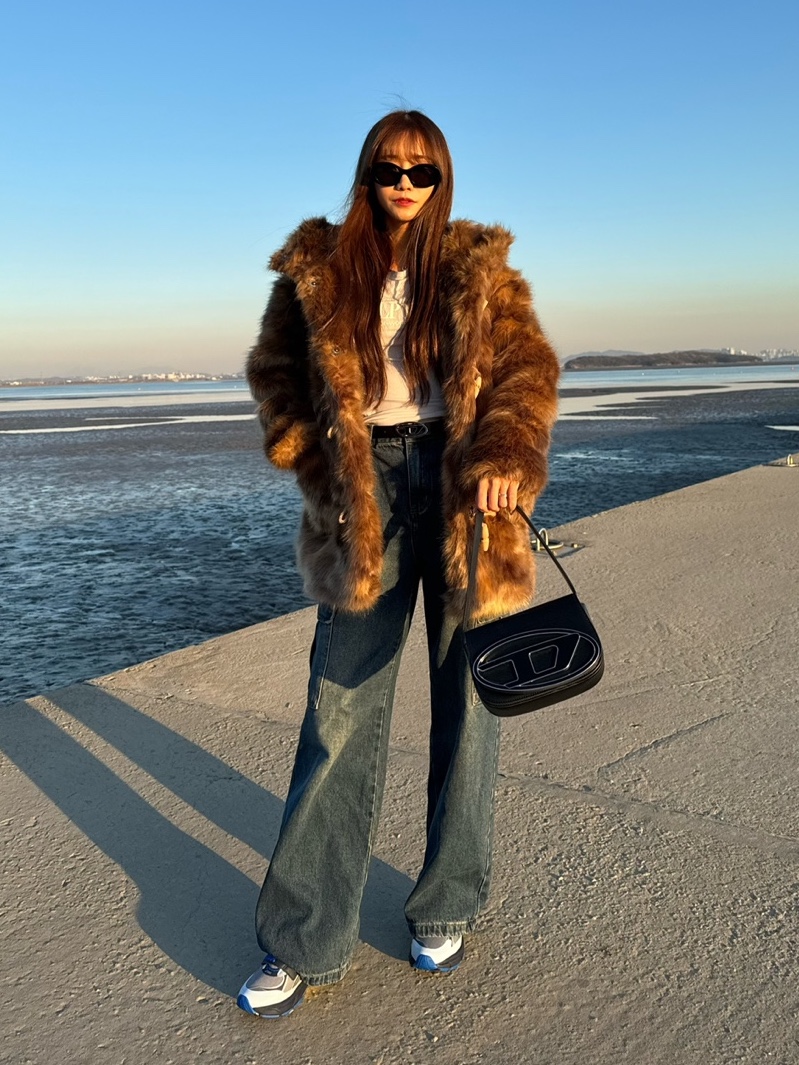 (W) Celine Triomphe 01 Sunglasses in Acetate Black, Asics x Cecilie Bahnsen GT-2160 Pure Silver Midnight 착용 스타일 - 1