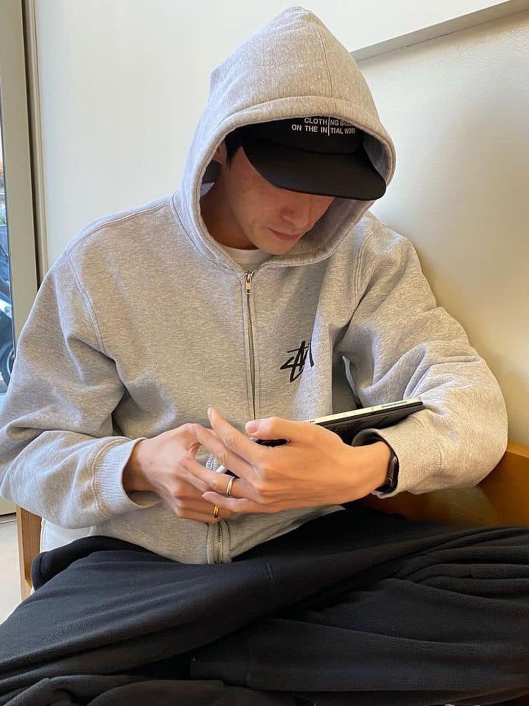 Stussy World Tour Zip Hoodie Ash Heather 2023, Stussy Basic Stussy Zip Hoodie Black 2023 착용 스타일 - 3