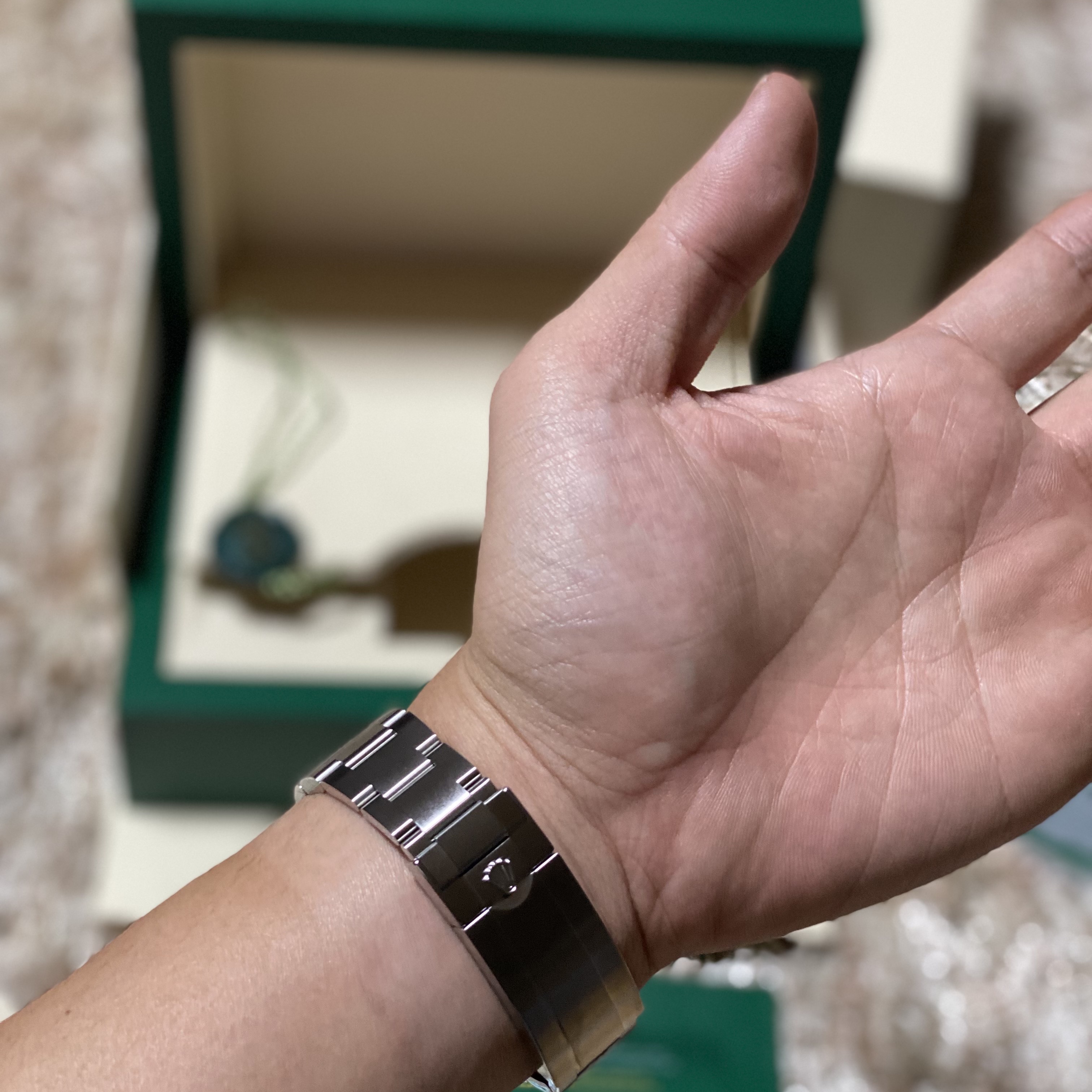 롤렉스 서브마리너 41mm 124060 블랙 오이스터 착용 스타일 - 2