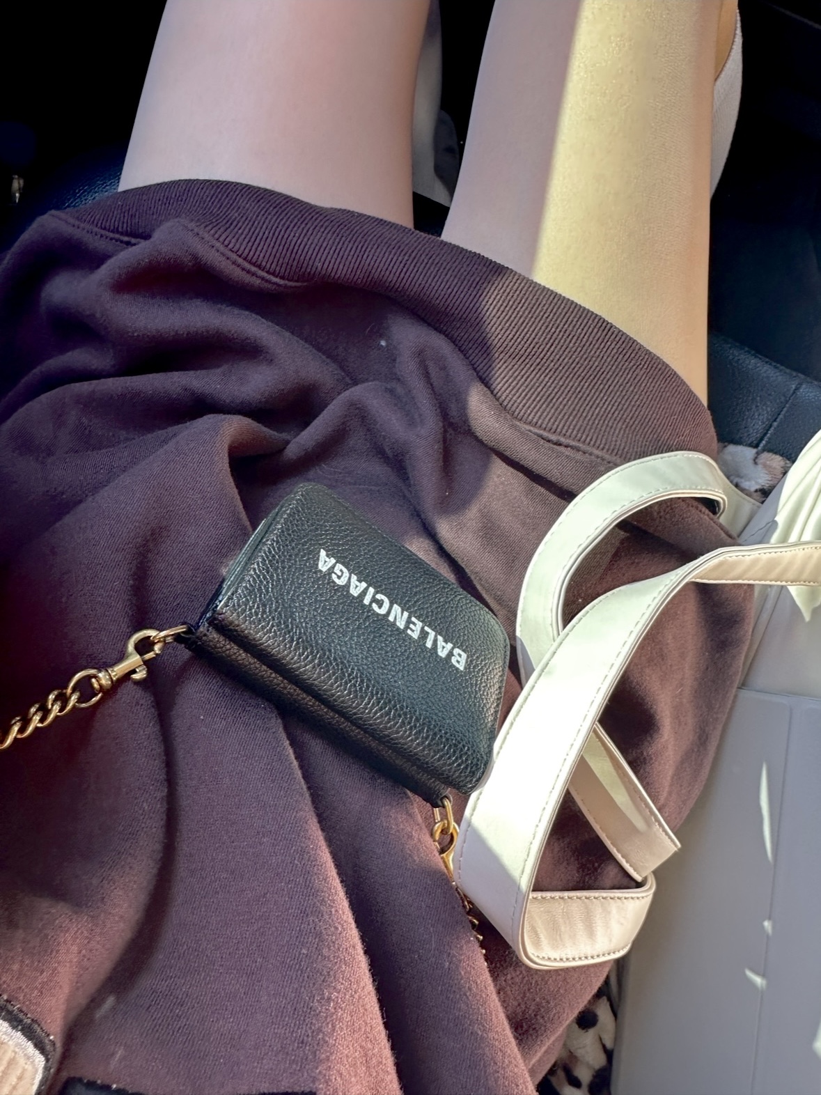 Balenciaga Cash Mini Wallet On Chain Black White 착용 스타일