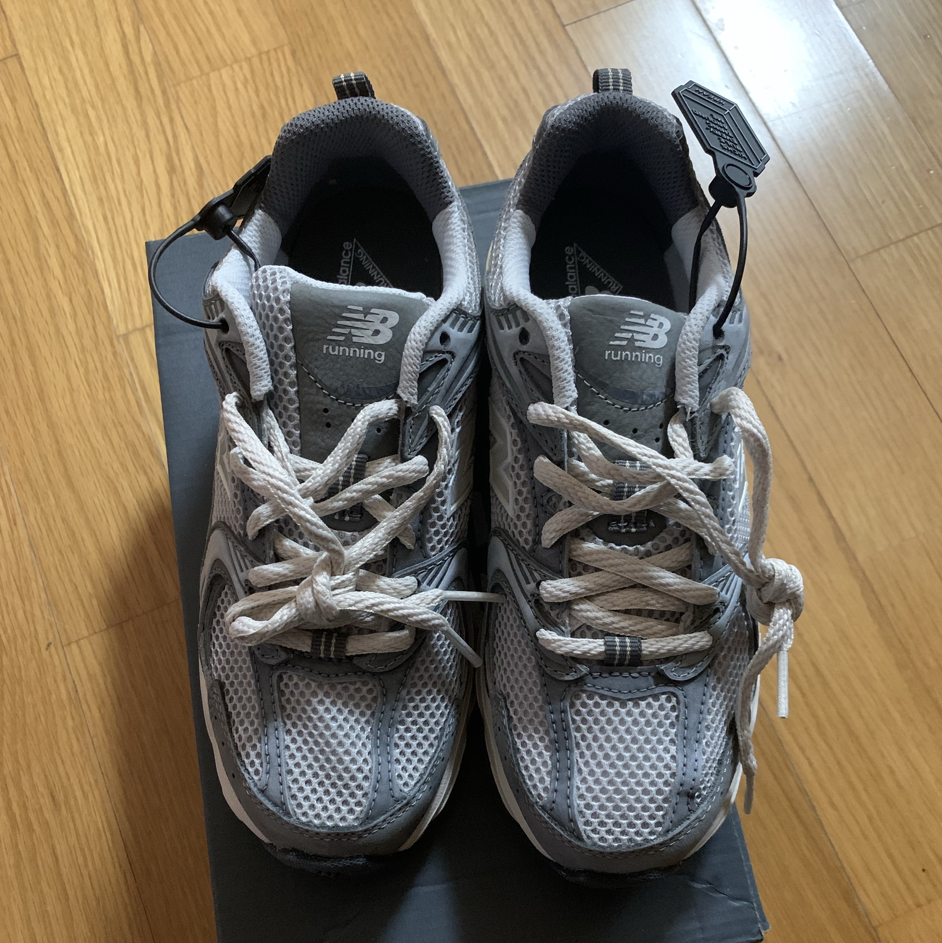 New Balance 530 Premium Vintage Grey Matter 착용 스타일 - 2