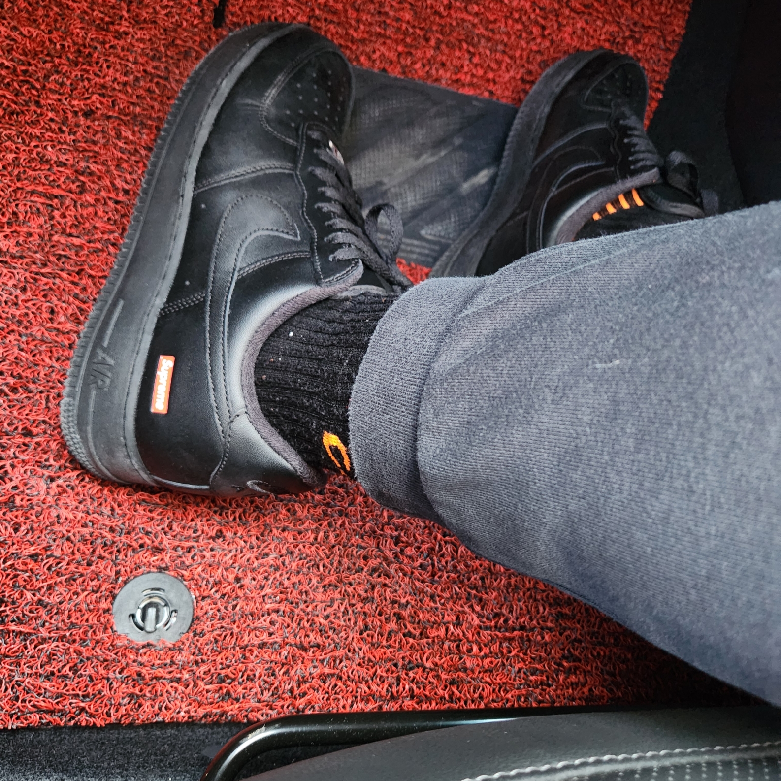Nike x Supreme Air Force 1 Low Black 착용 스타일