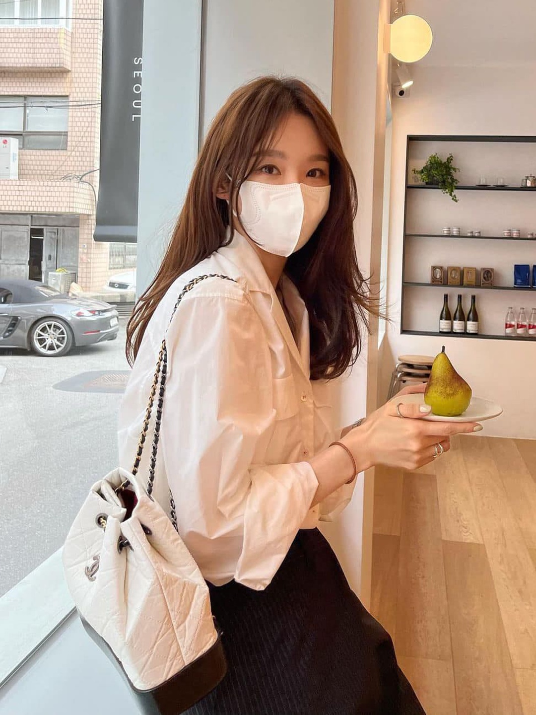 Chanel Small Gabrielle Backpack Aged Calfskin & Gold Silver White Black, Chanel Small Gabrielle Backpack Aged Calfskin & Gold Silver Black 착용 스타일 - 3