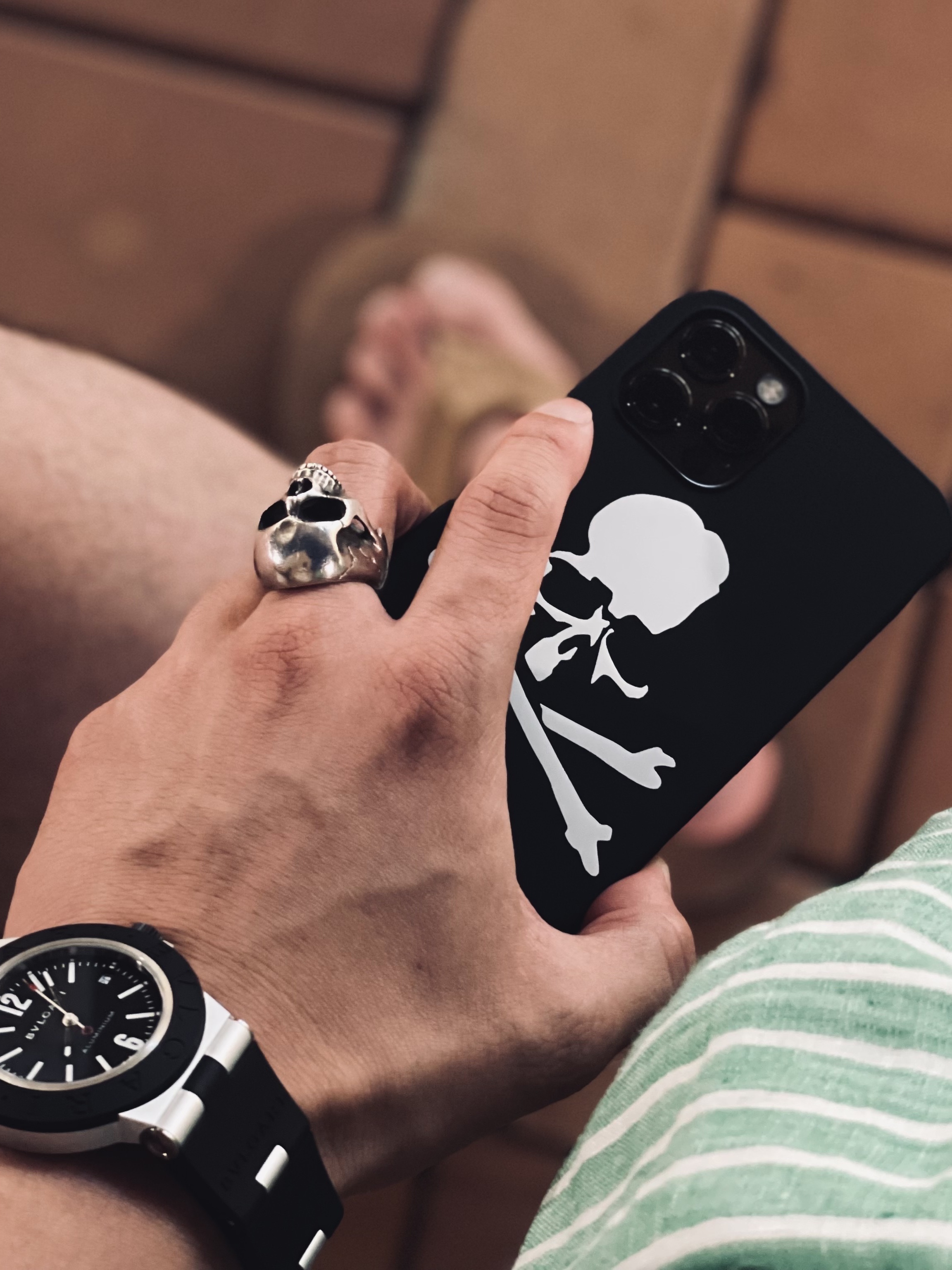 Casetify x Mastermind World iPhone White Skull Magsafe Impact Case Matt Black, Island Slipper Classic Ultimate Suede Taupe Tan 착용 스타일 - 1