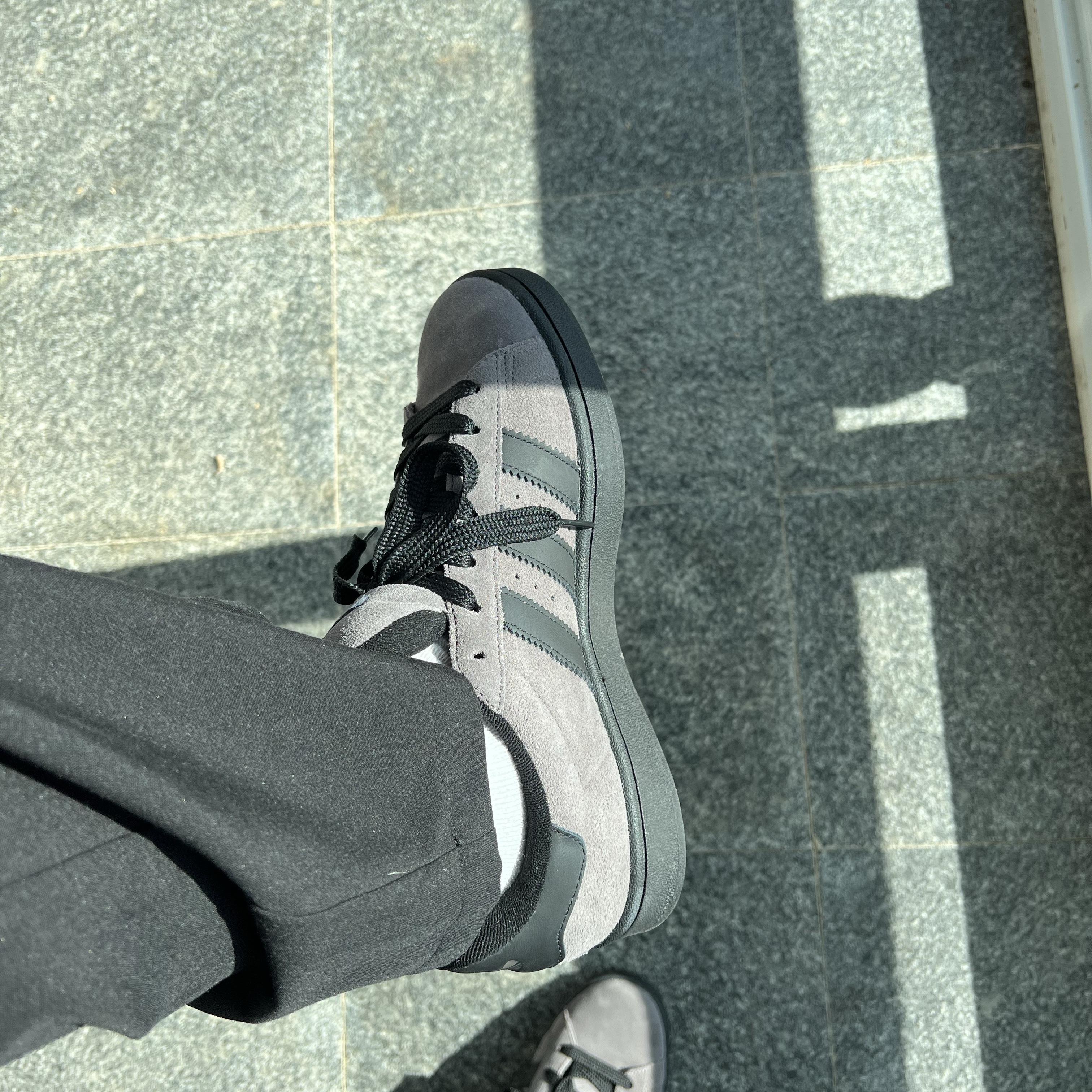 Adidas Campus 00s Charcoal Core Black 착용 스타일 - 2
