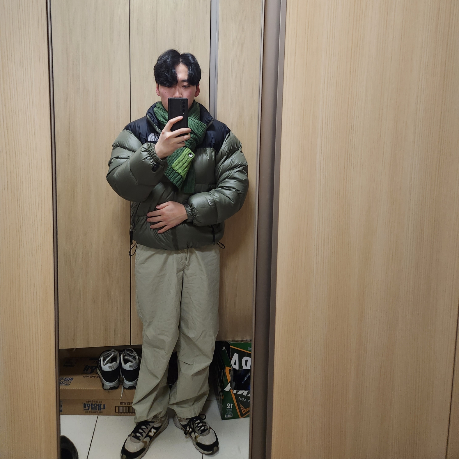 Uniqlo x Anya Hindmarch Heattech Knit Stole Green 착용 스타일