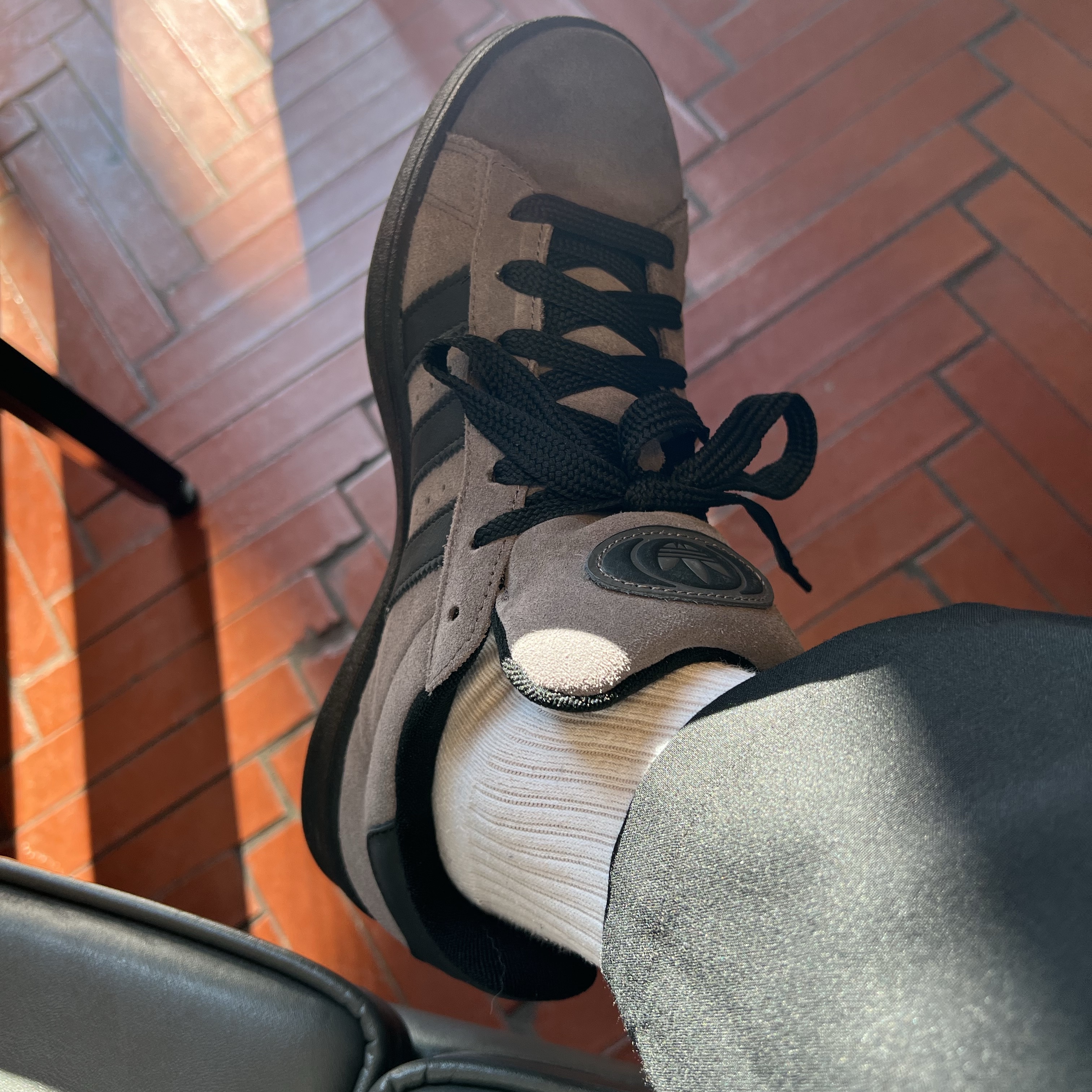Adidas Campus 00s Charcoal Core Black 착용 스타일 - 1