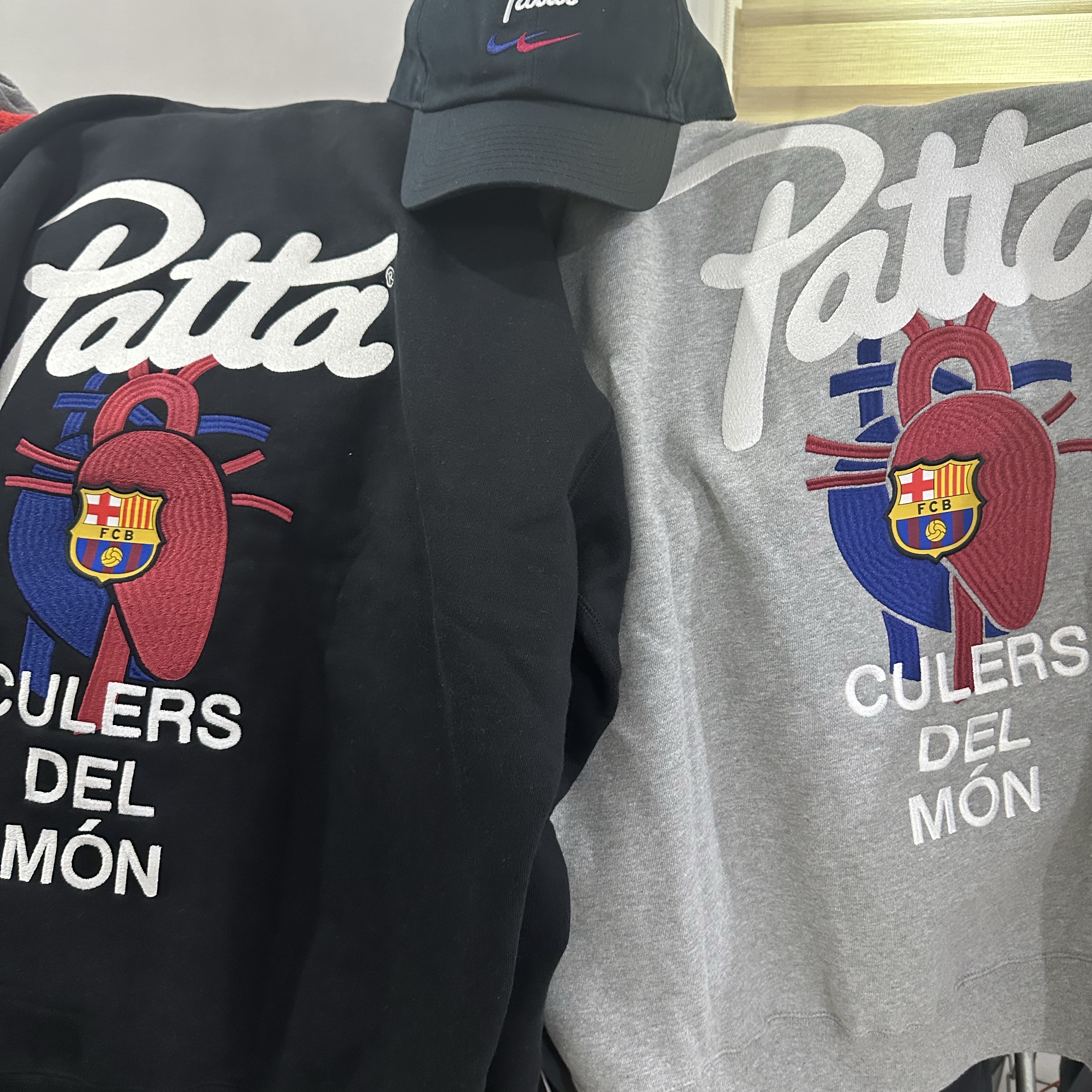 Nike x Patta x FC Barcelona Solo Swoosh Hoodie Culers del Món (FD4147-010), Nike x Patta x FC Barcelona Club Unstructured Cap Culers del Món 착용 스타일