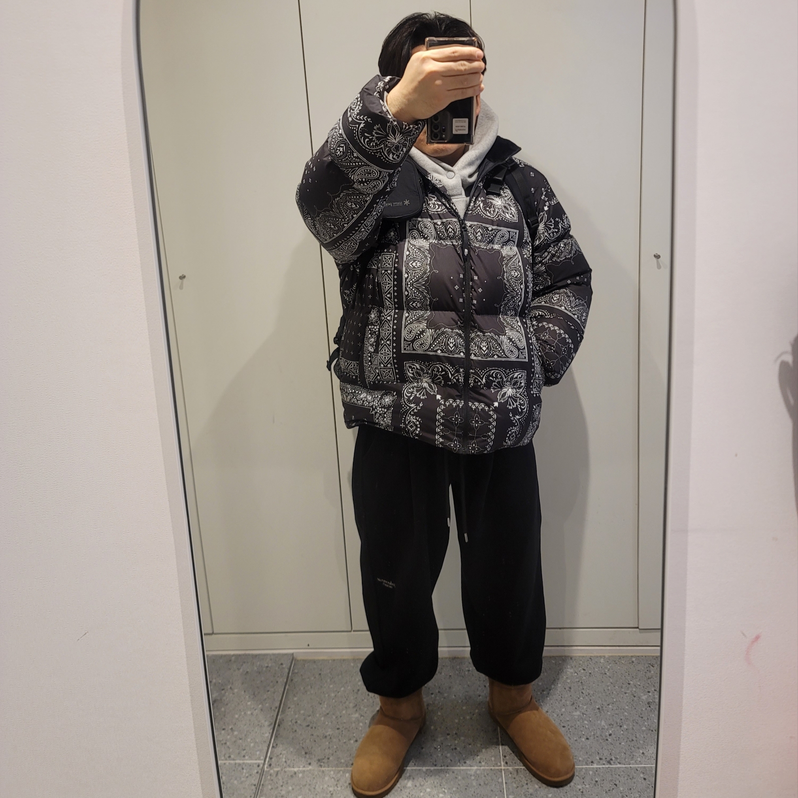 UGG Classic Mini Boots Chestnut, Punch Drunk Parties Circle Logo Oversized Hoodie Gray 착용 스타일 - 1