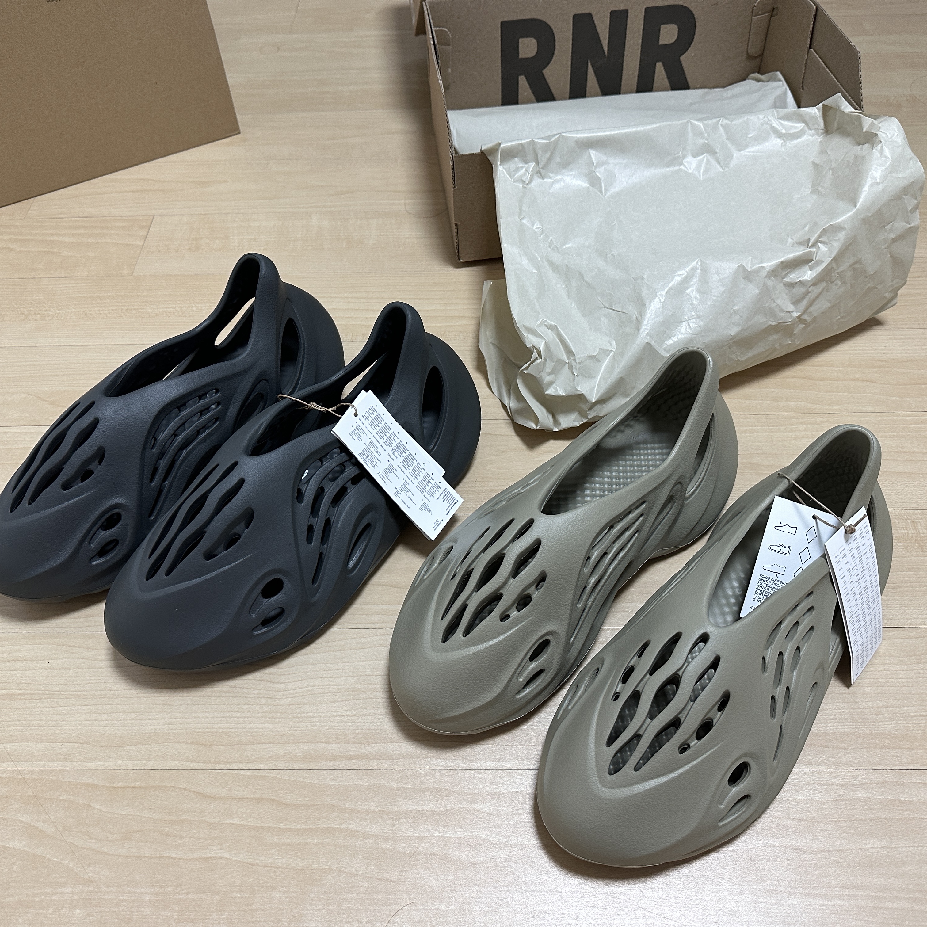 Adidas Yeezy Foam RNNR Carbon, Adidas Yeezy Foam RNNR Stone Salt 착용 스타일