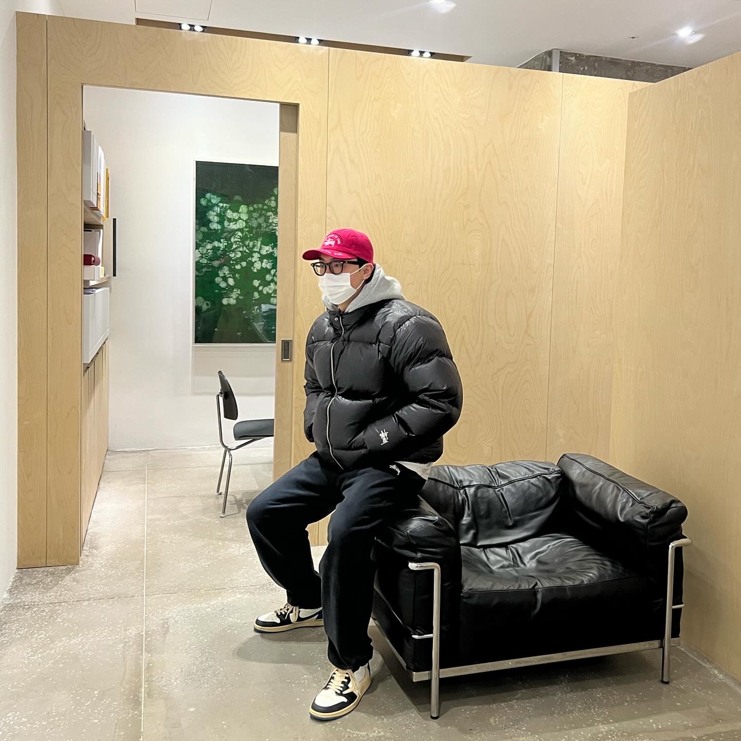 Stussy Down Puffer Parachute Ripstop Charcoal, Stussy Stock Logo Pants Black 착용 스타일