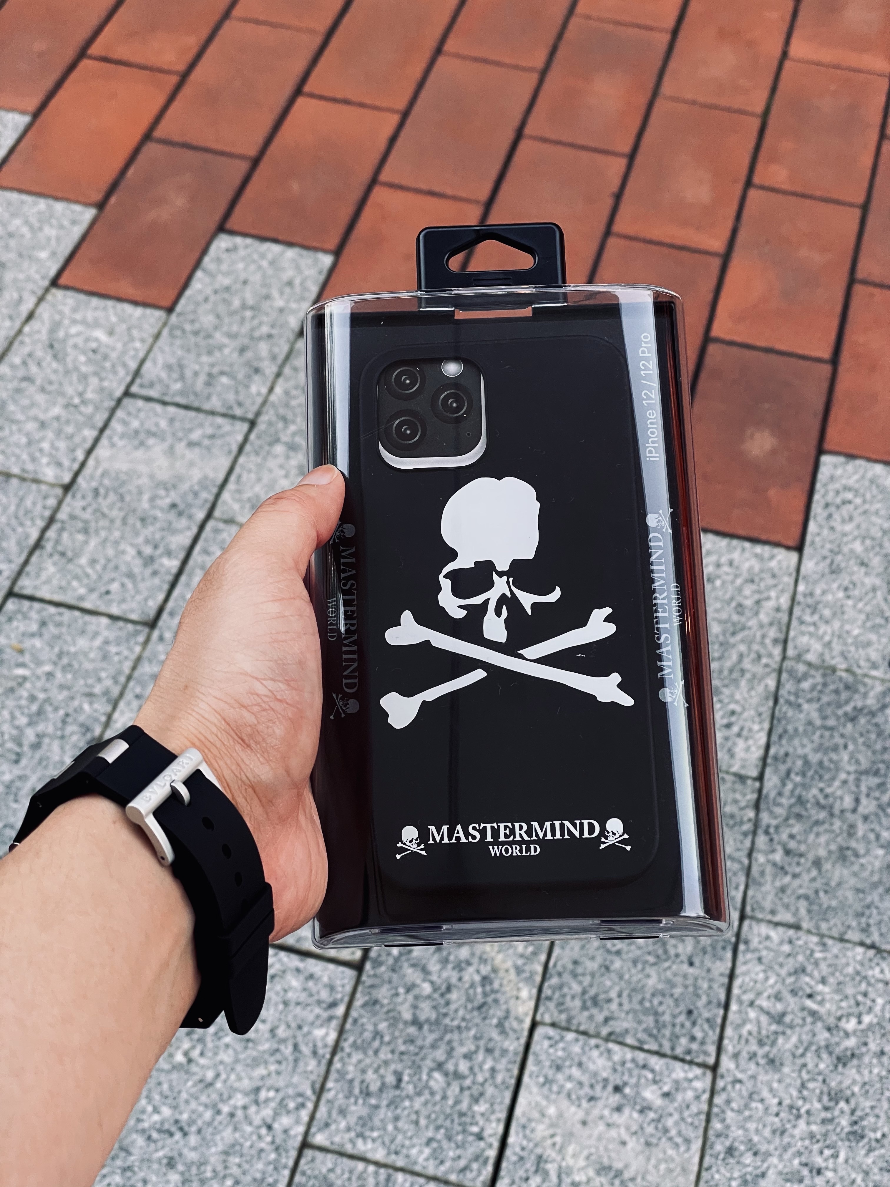 Casetify x Mastermind World iPhone White Skull Magsafe Impact Case Matt Black, Island Slipper Classic Ultimate Suede Taupe Tan 착용 스타일 - 2