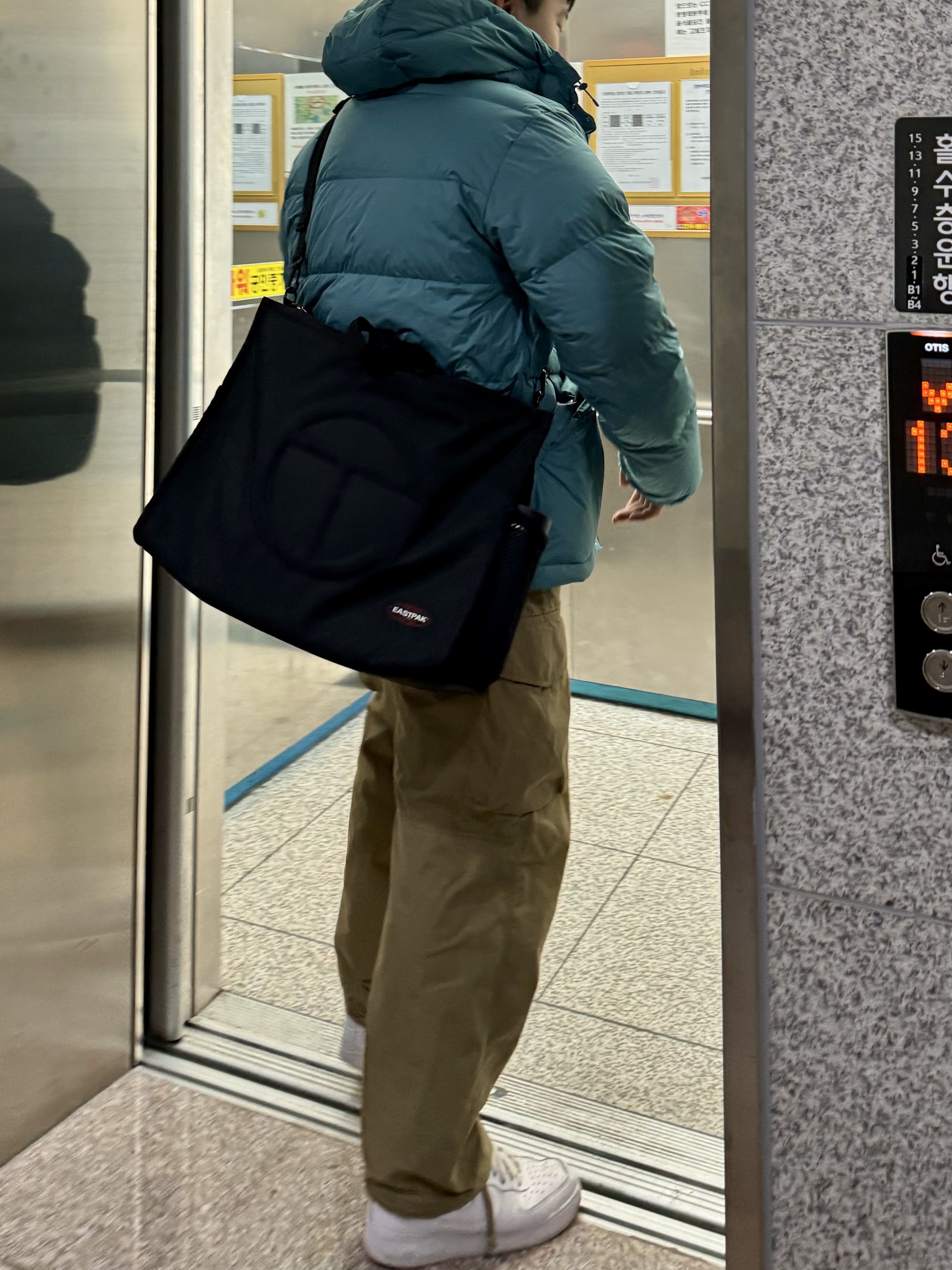 Telfar x Eastpak Large Shopper Black 착용 스타일 - 1