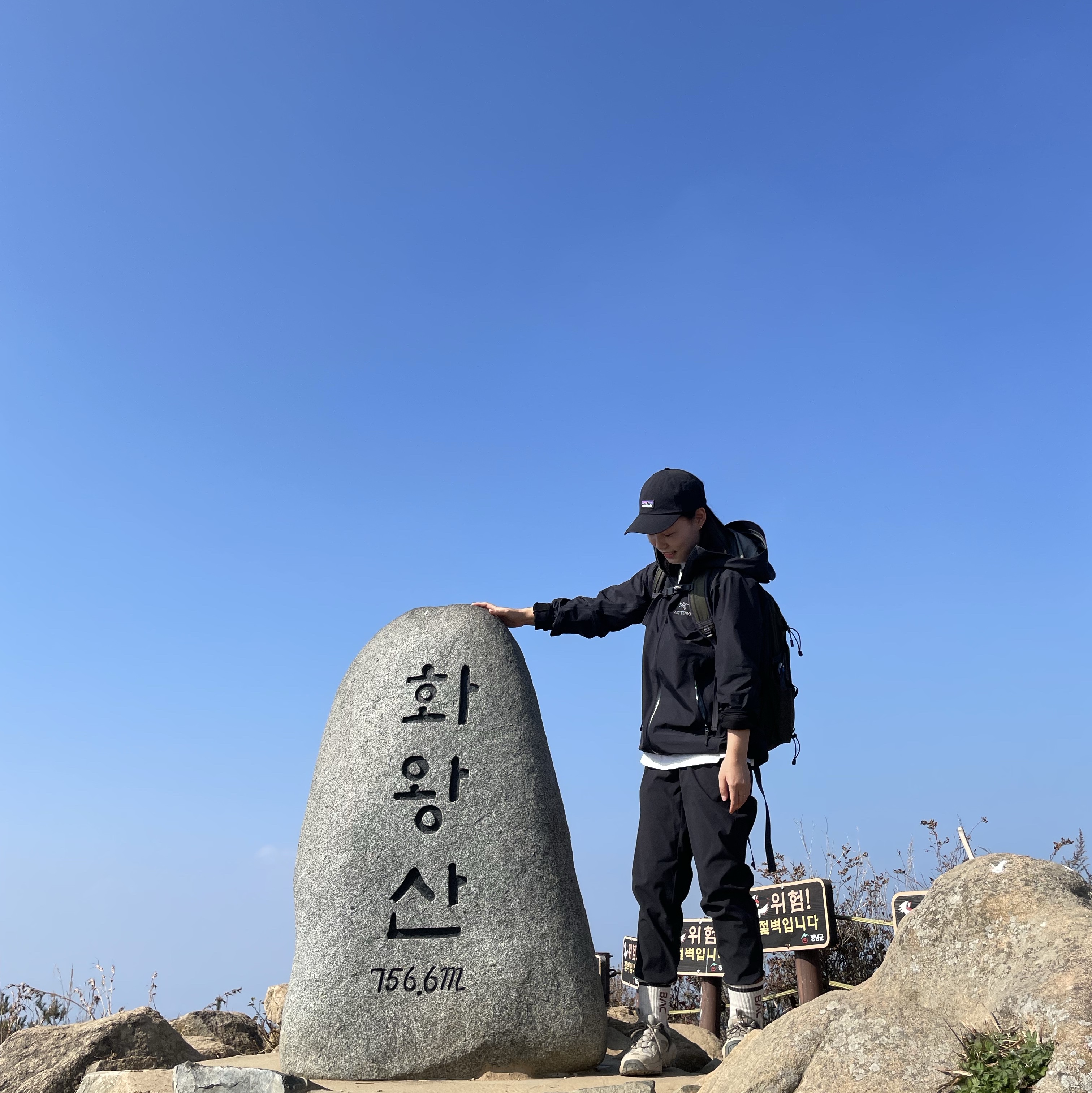 Arc'teryx Beta LT Jacket Black, Patagonia P-6 Label Trad Cap Black 착용 스타일