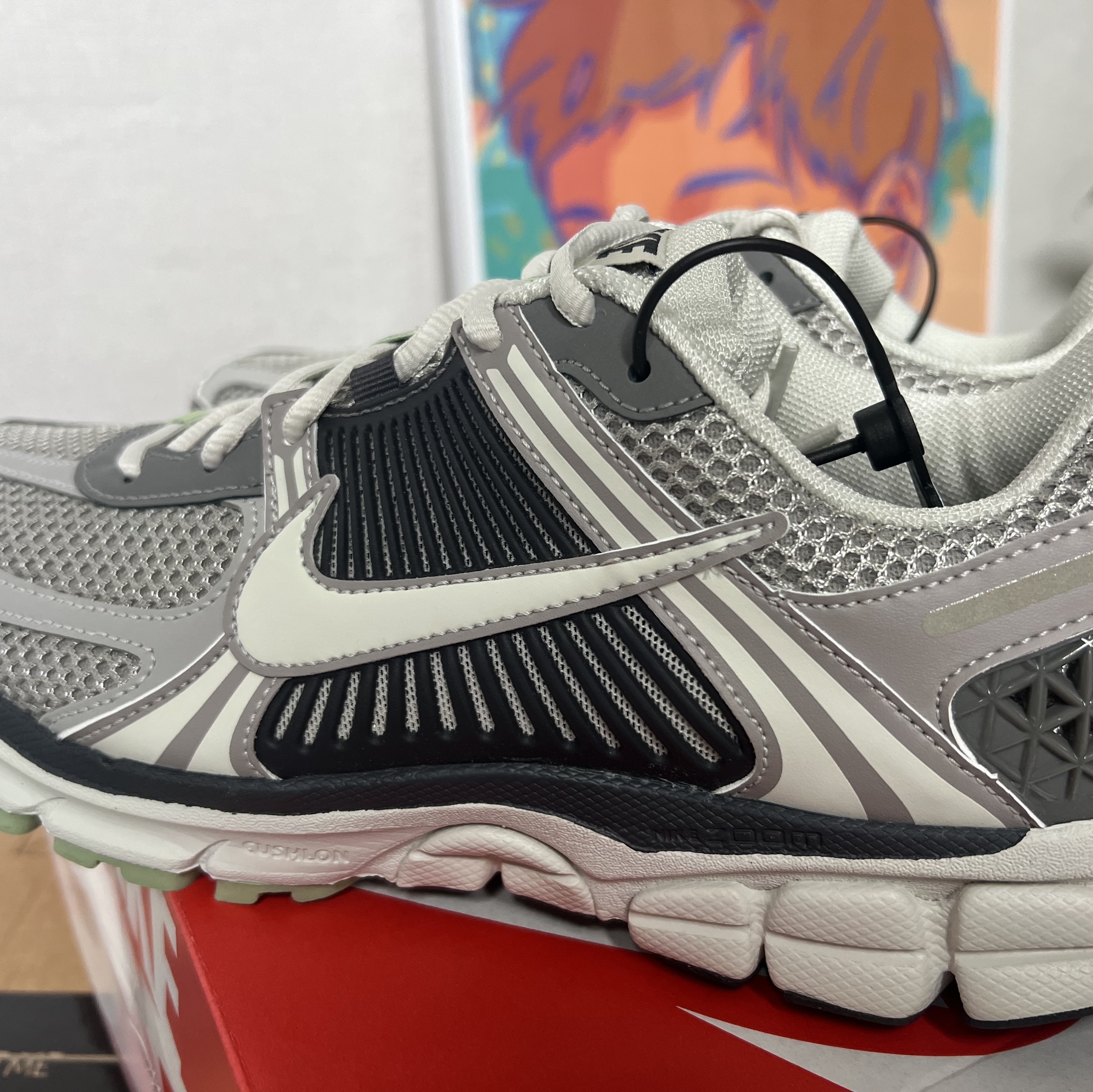 (W) Nike Zoom Vomero 5 Cobblestone and Flat Pewter 착용 스타일 - 1