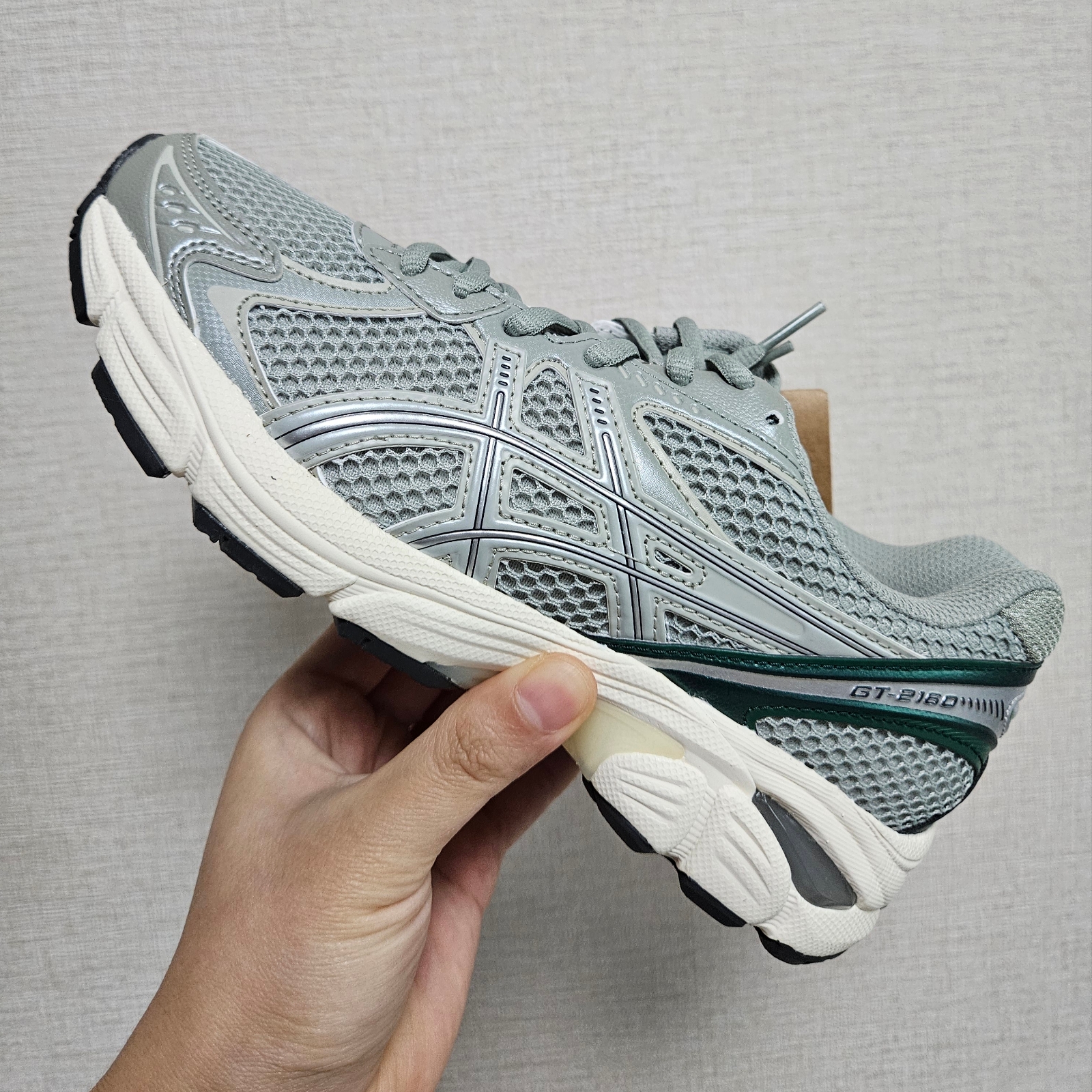 Asics GT-2160 Seal Grey Jewel Green 착용 스타일