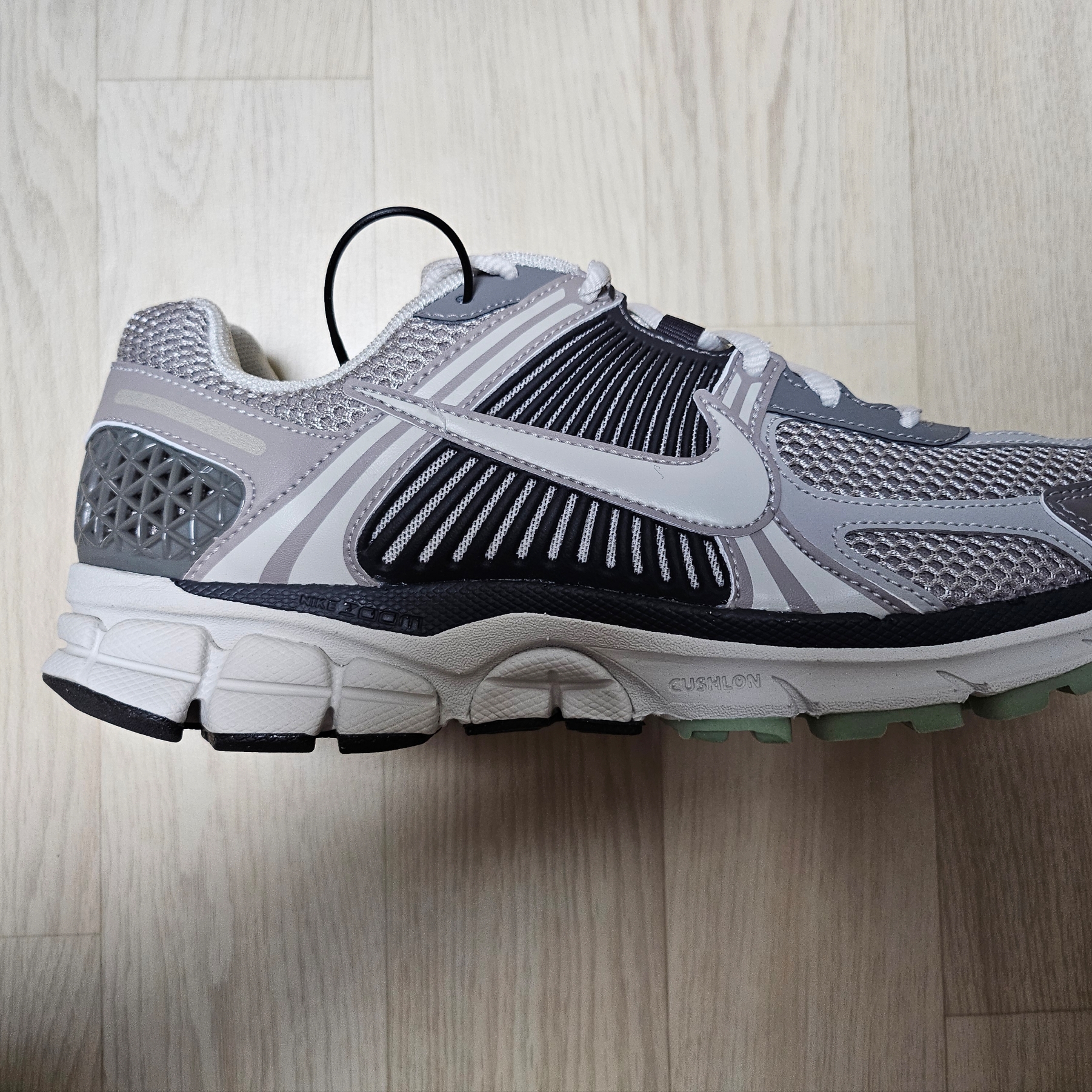(W) Nike Zoom Vomero 5 Cobblestone and Flat Pewter 착용 스타일 - 2