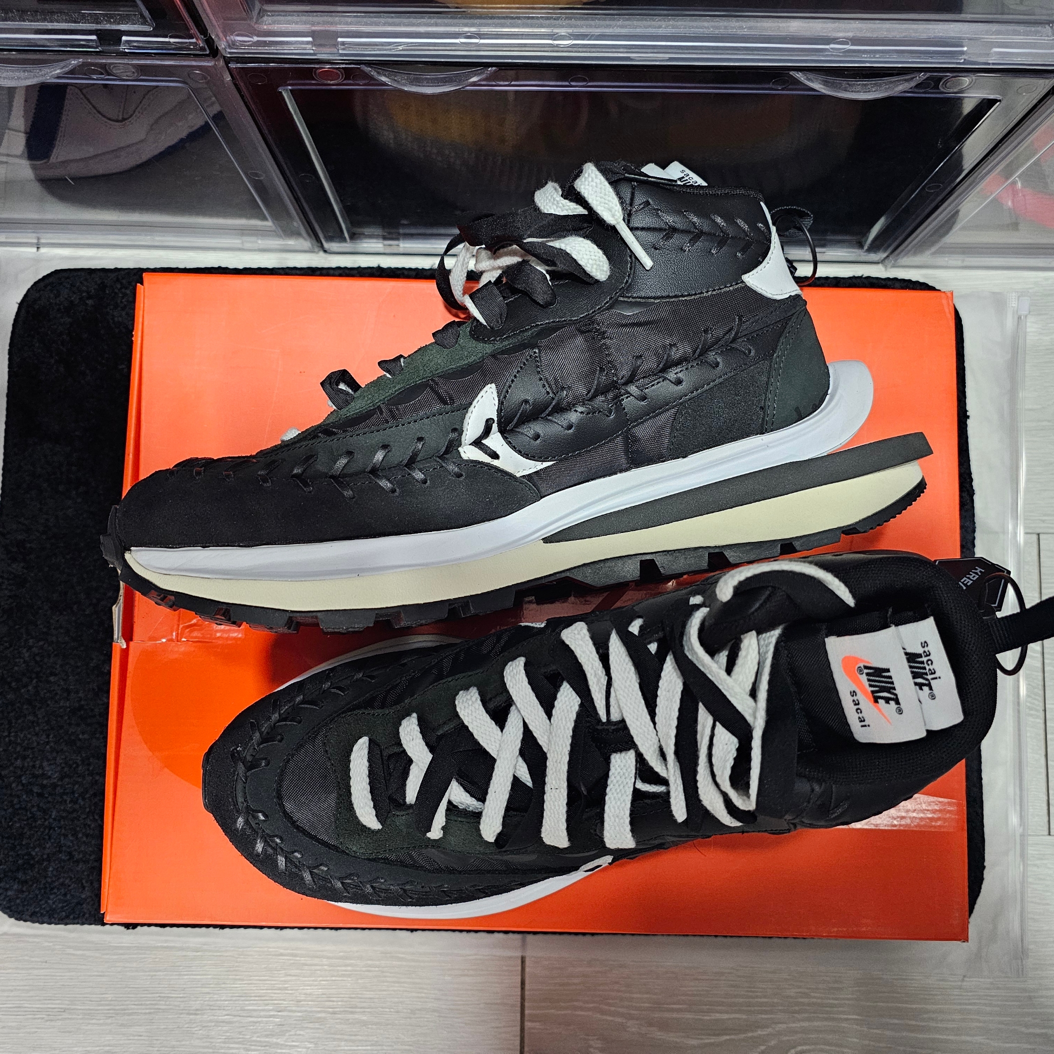 Nike x Sacai x Jean Paul Gaultier VaporWaffle Black White 착용 스타일 - 4