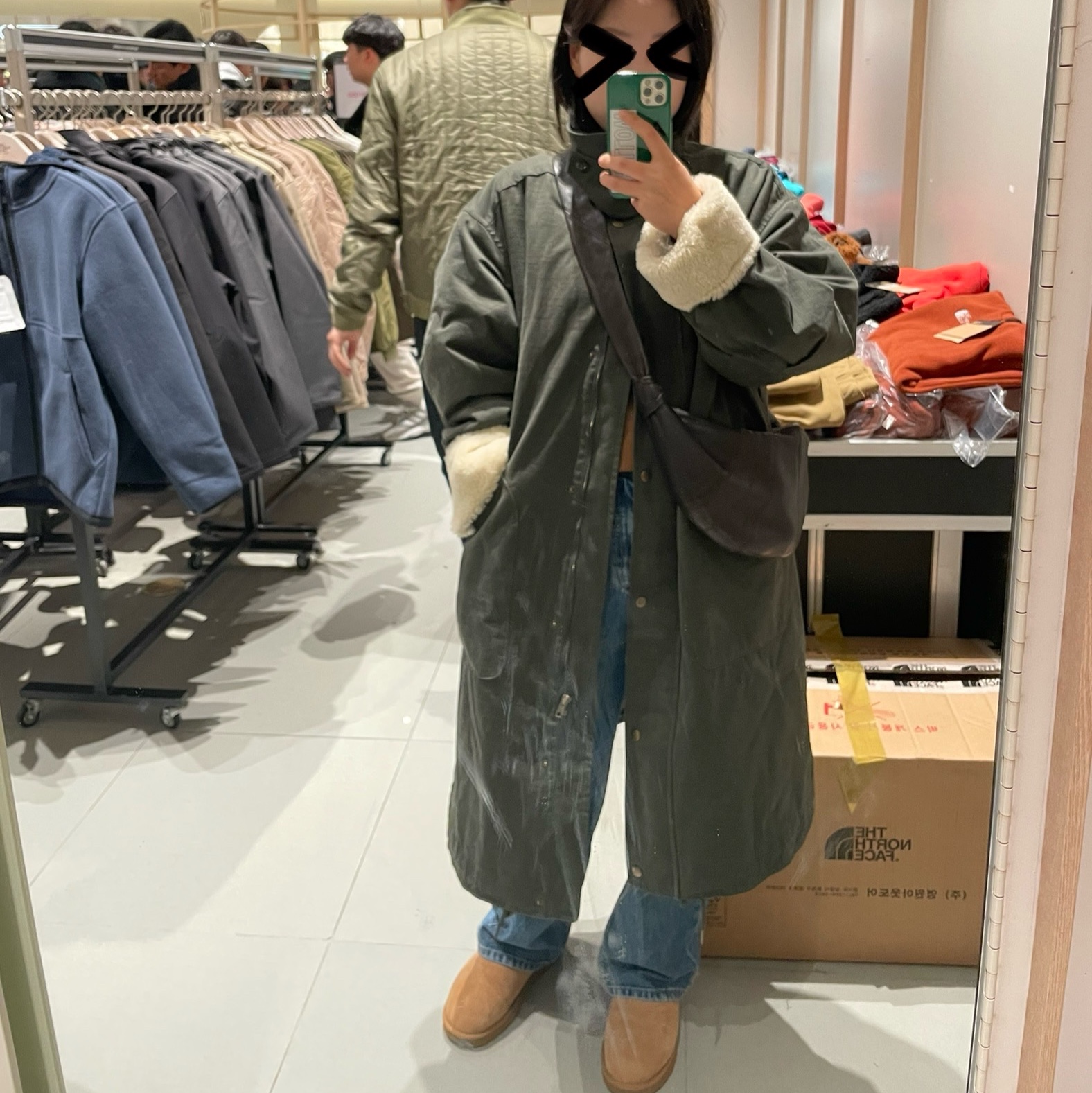 Lemaire Small Croissant Bag Soft Nappa Leather Dark Chocolate, (W) UGG Classic Mini II Boots Chestnut 착용 스타일