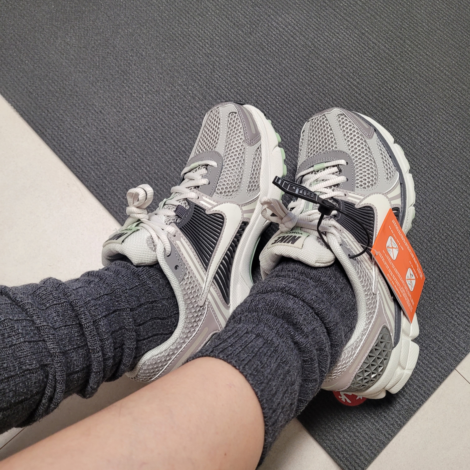 (W) Nike Zoom Vomero 5 Cobblestone and Flat Pewter 착용 스타일
