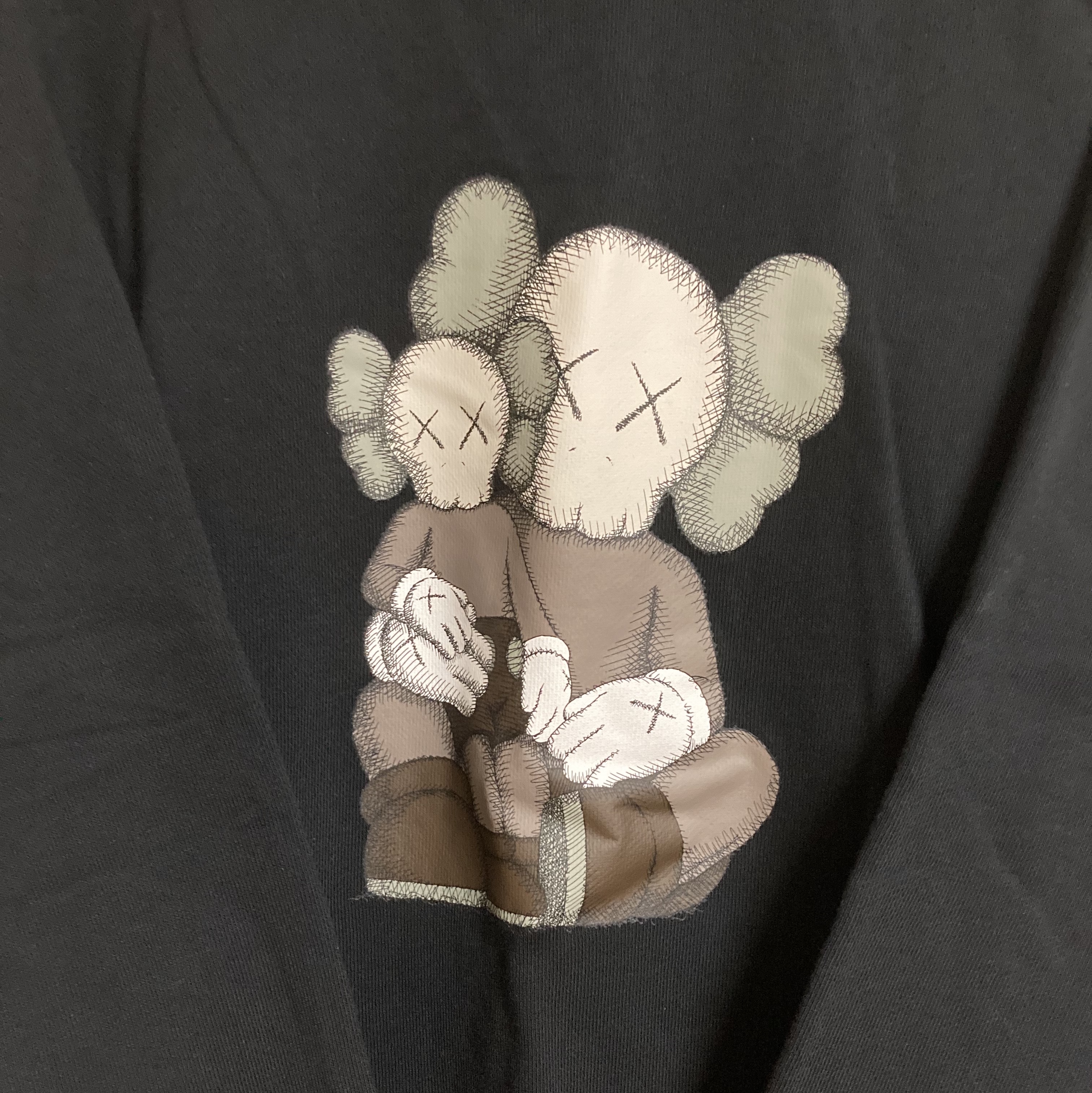 Uniqlo UT x Kaws Long Sleeve Sweatshirt Black 착용 스타일