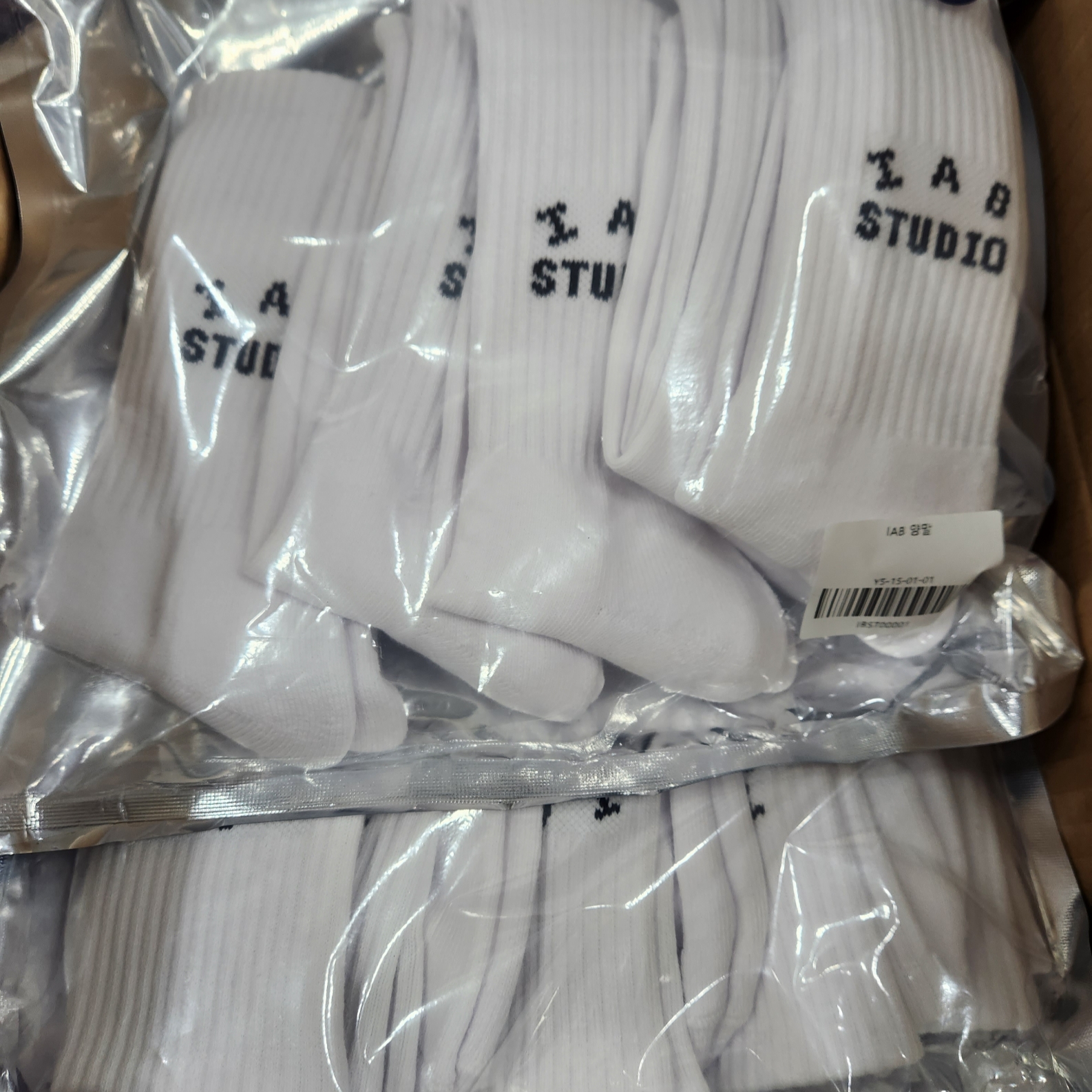 IAB Studio Socks White (5 Pack) 착용 스타일