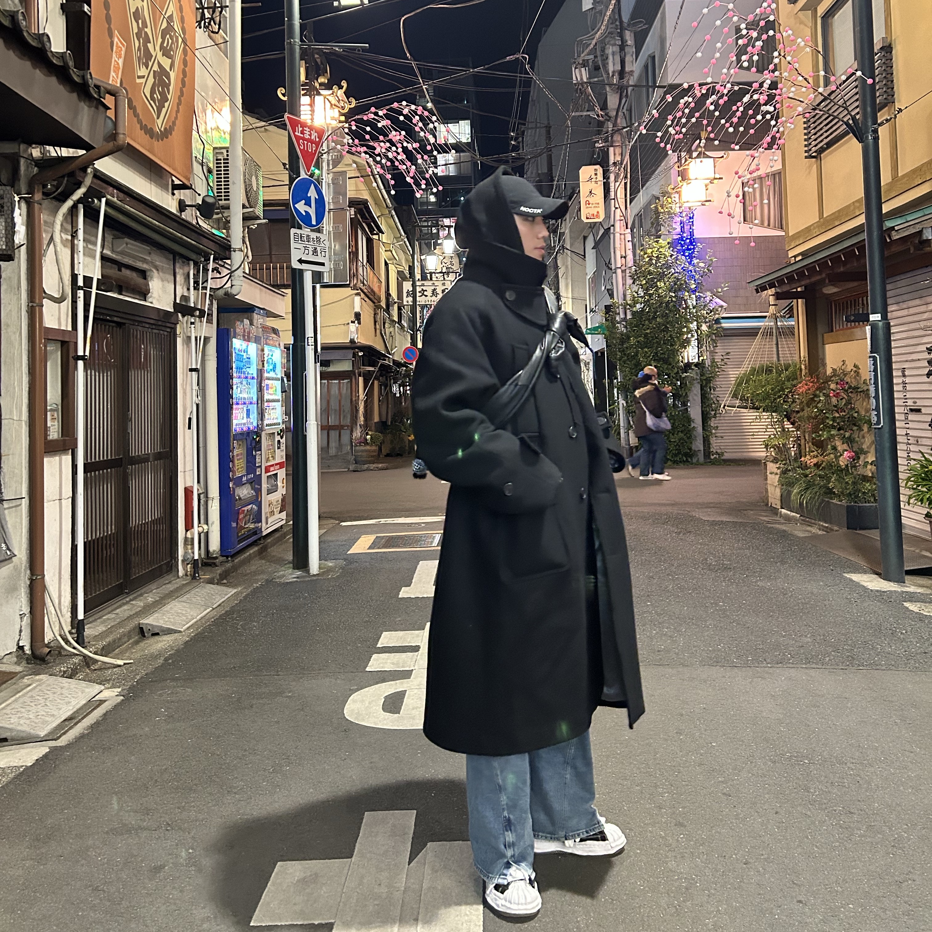 Undermycar Legion.02 Balmacaan Oversized Wool Coat Black, Undermycar Mu.09 Anti Fxxking Logo Play Oversized Hoodie Black 착용 스타일 - 1