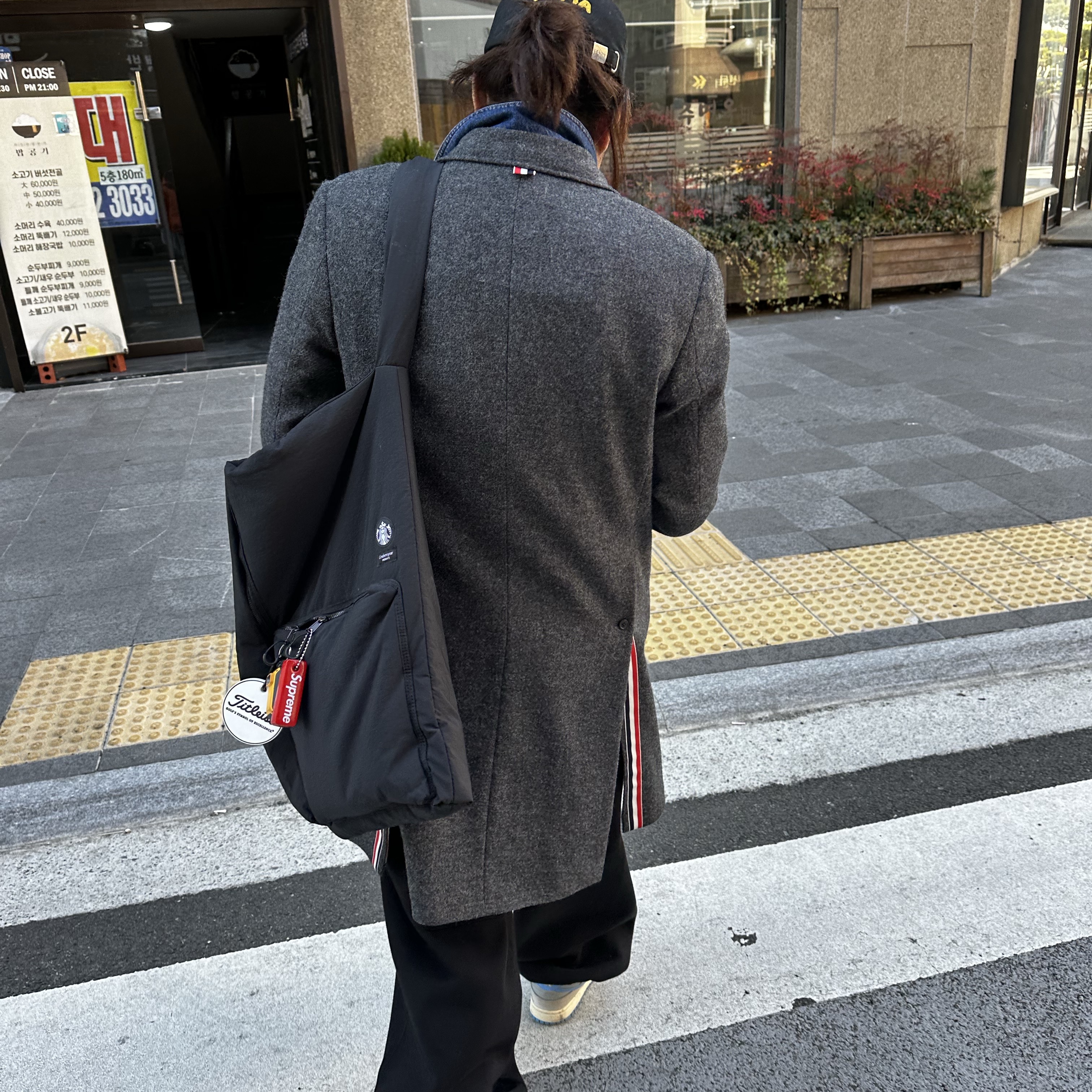 Supreme Floating Keychain Red - 23FW, Undermycar x Starbucks Overmybag Black 착용 스타일