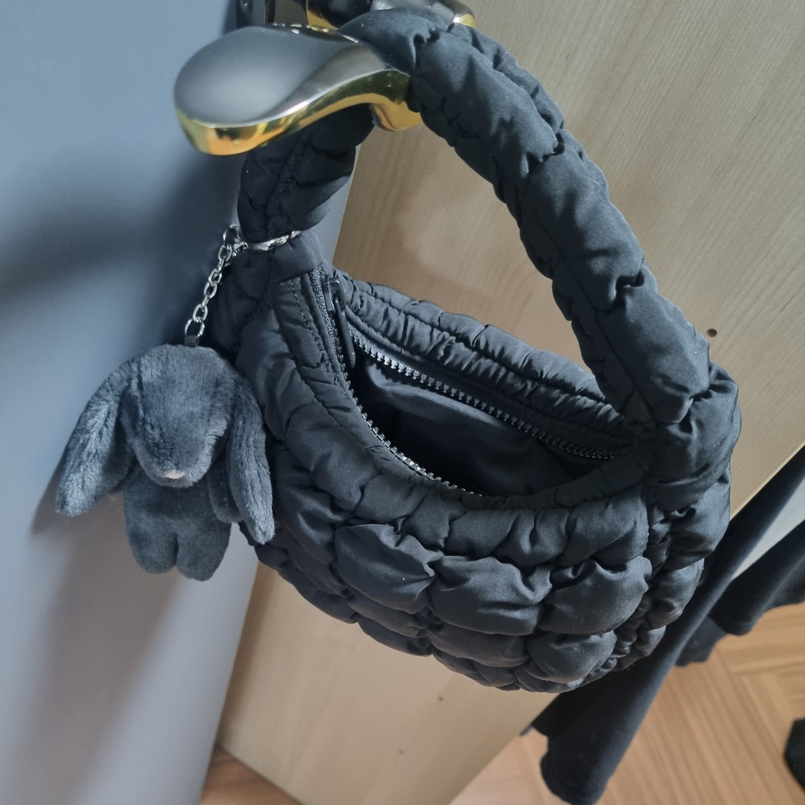 COS Quilted Micro Bag Black, Jellycat Bashful Bunny Bag Charm Ink 착용 스타일