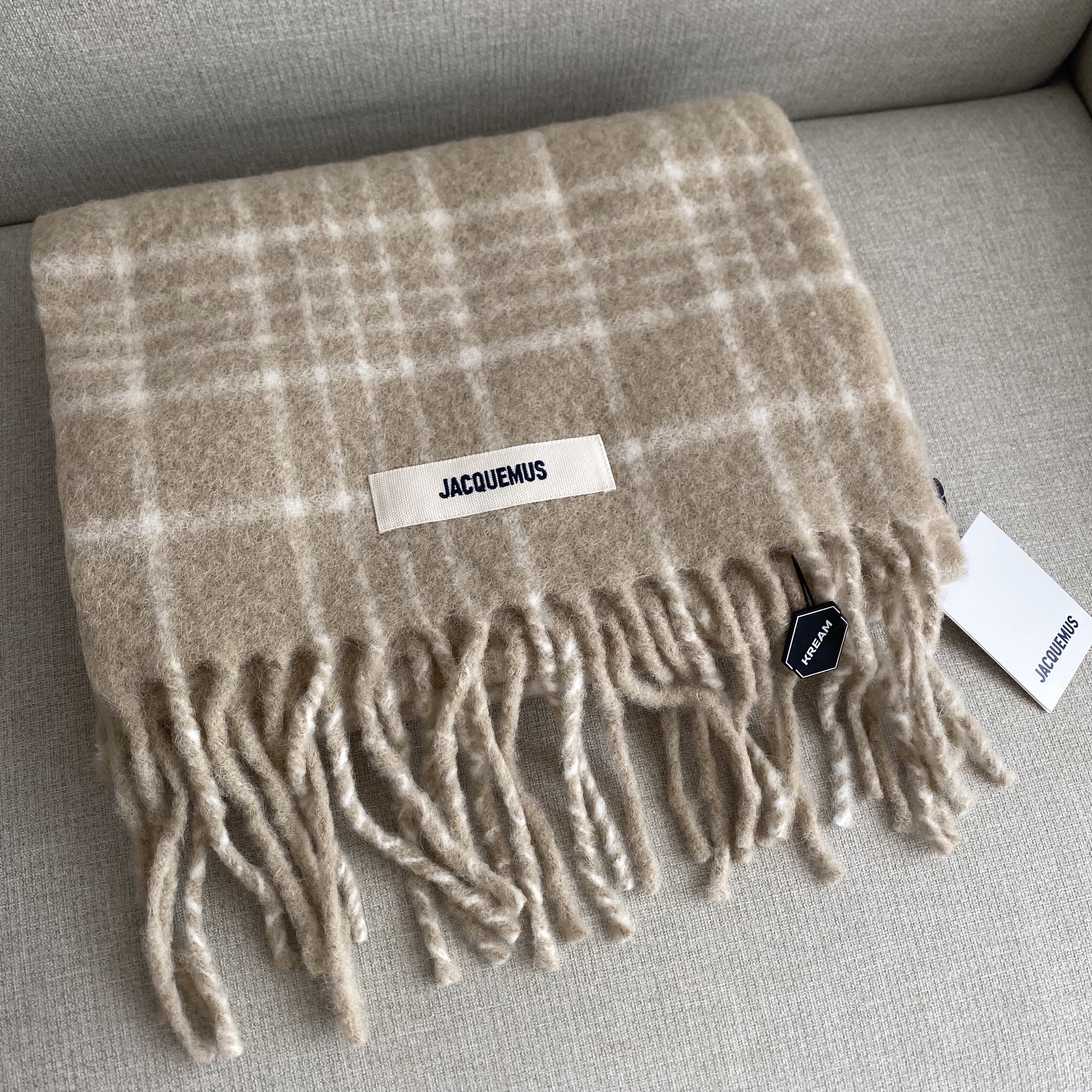 Jacquemus L’echarpe Carro Le Chouchou Jacquard Check Muffler Beige 착용 스타일