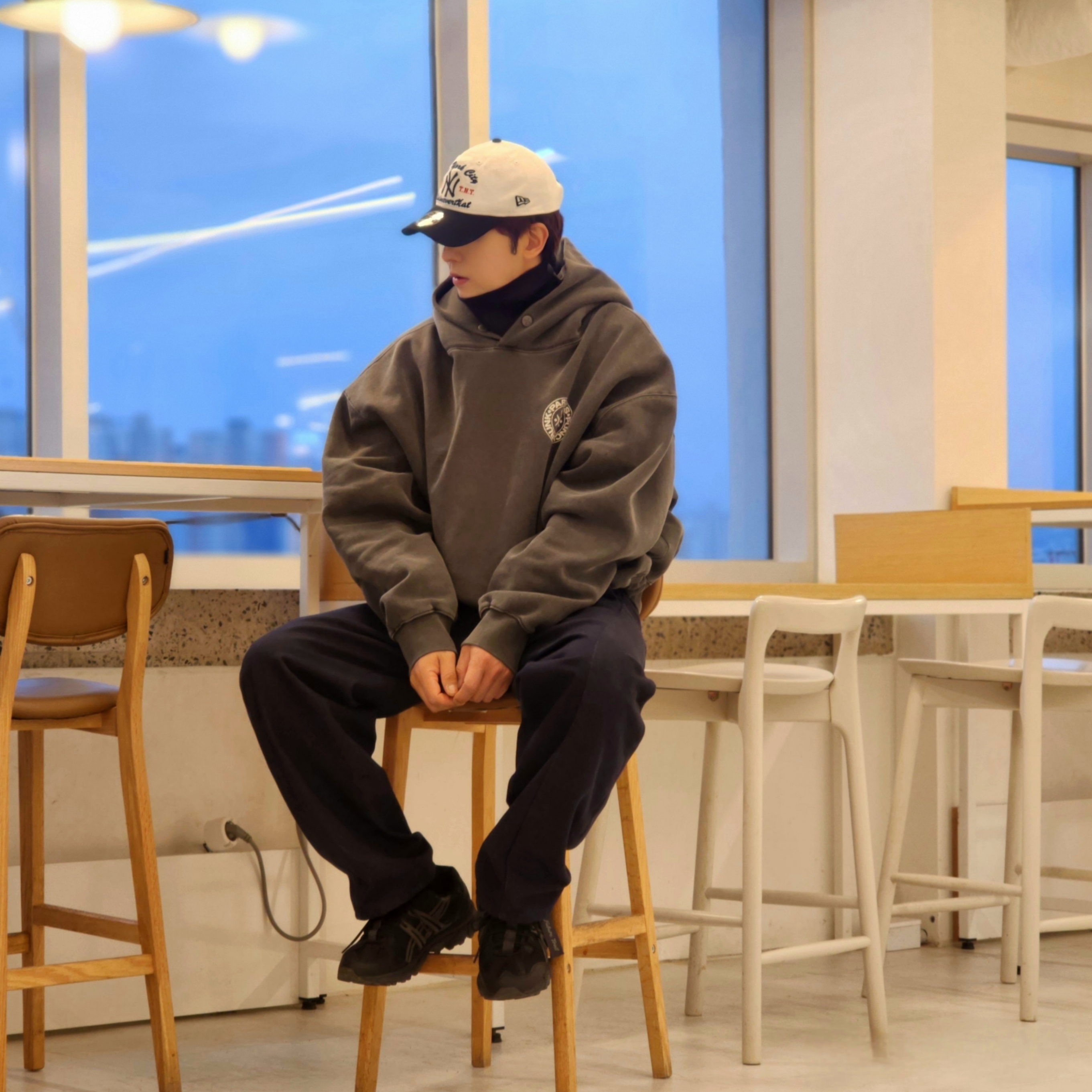 thisisneverthat x New Era x MLB New York Yankees Unstructured Ball Cap White Black, Punch Drunk Parties Circle Logo Garment Dyed Hoodie Charcoal 착용 스타일 - 2