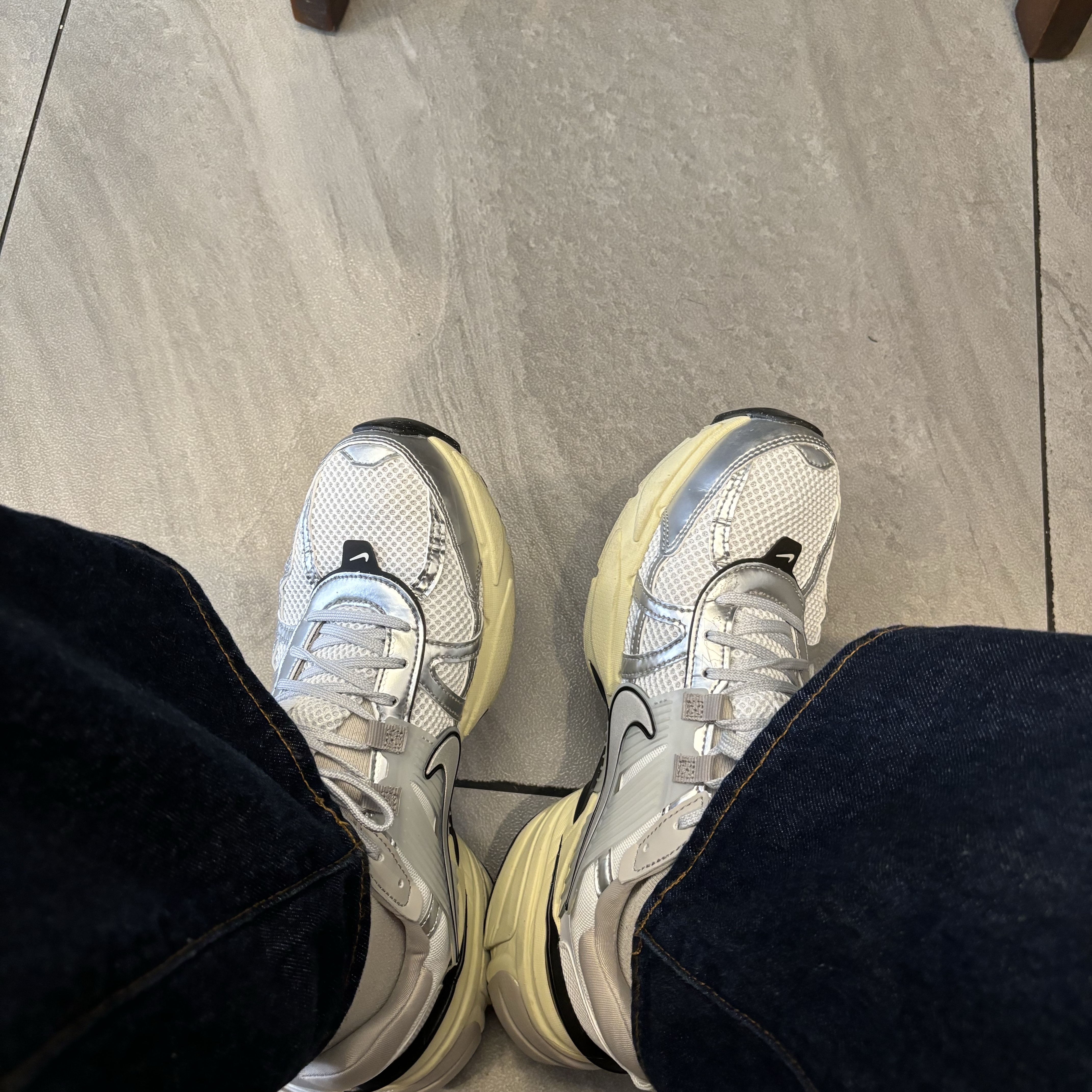 Nike V2K Run Summit White Metallic Silver 착용 스타일