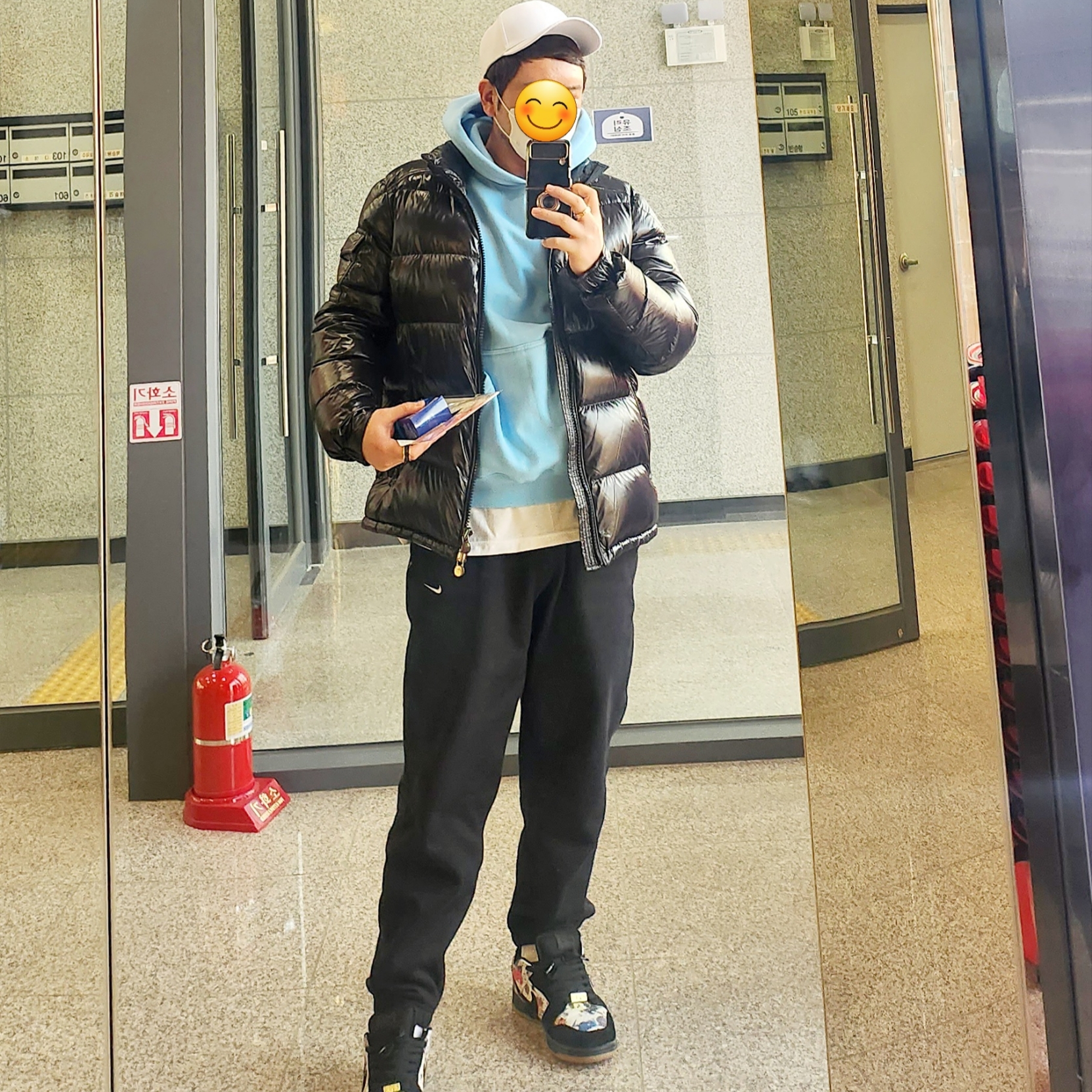 Nike x Supreme SB Dunk Low QS Rammellzee Black, IAB Studio Hoodie Sky Blue Lemon 착용 스타일