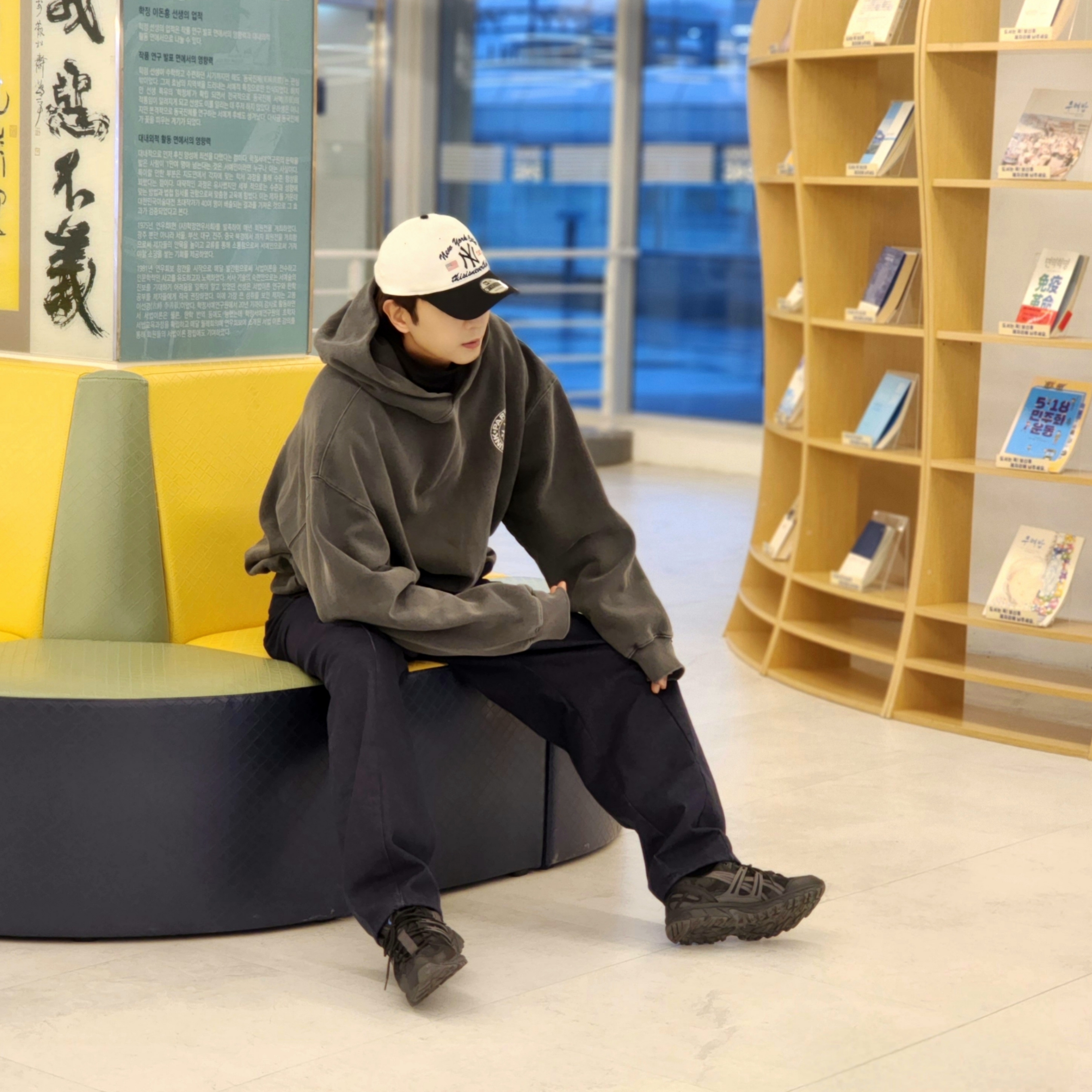 thisisneverthat x New Era x MLB New York Yankees Unstructured Ball Cap White Black, Punch Drunk Parties Circle Logo Garment Dyed Hoodie Charcoal 착용 스타일 - 5