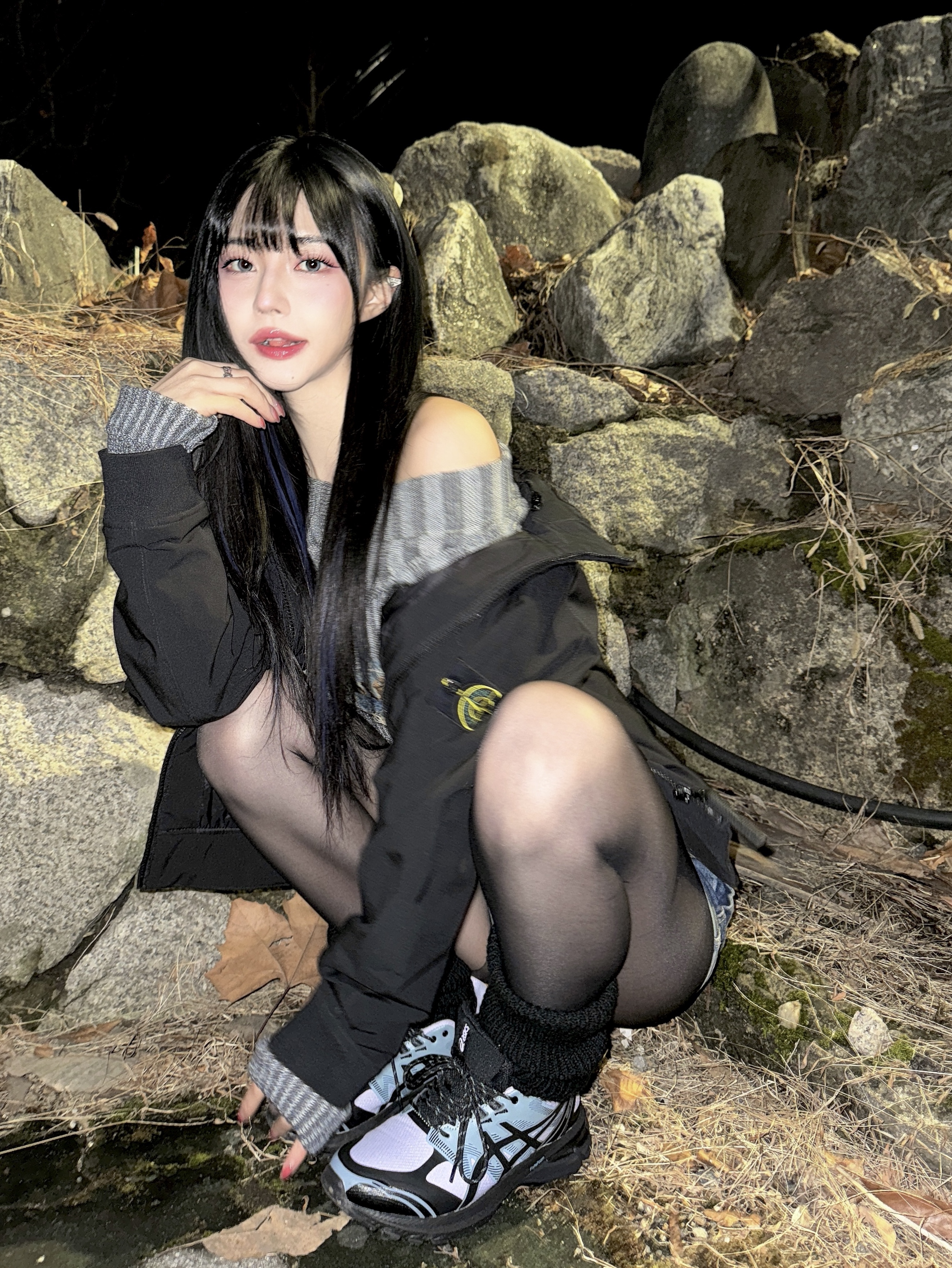 스톤 아일랜드 41926 3L 고어텍스 후드 다운 자켓 블랙 - 22FW, 아식스 젤 터레인 페이디드 애쉬 락 블랙 착용 스타일 - 2