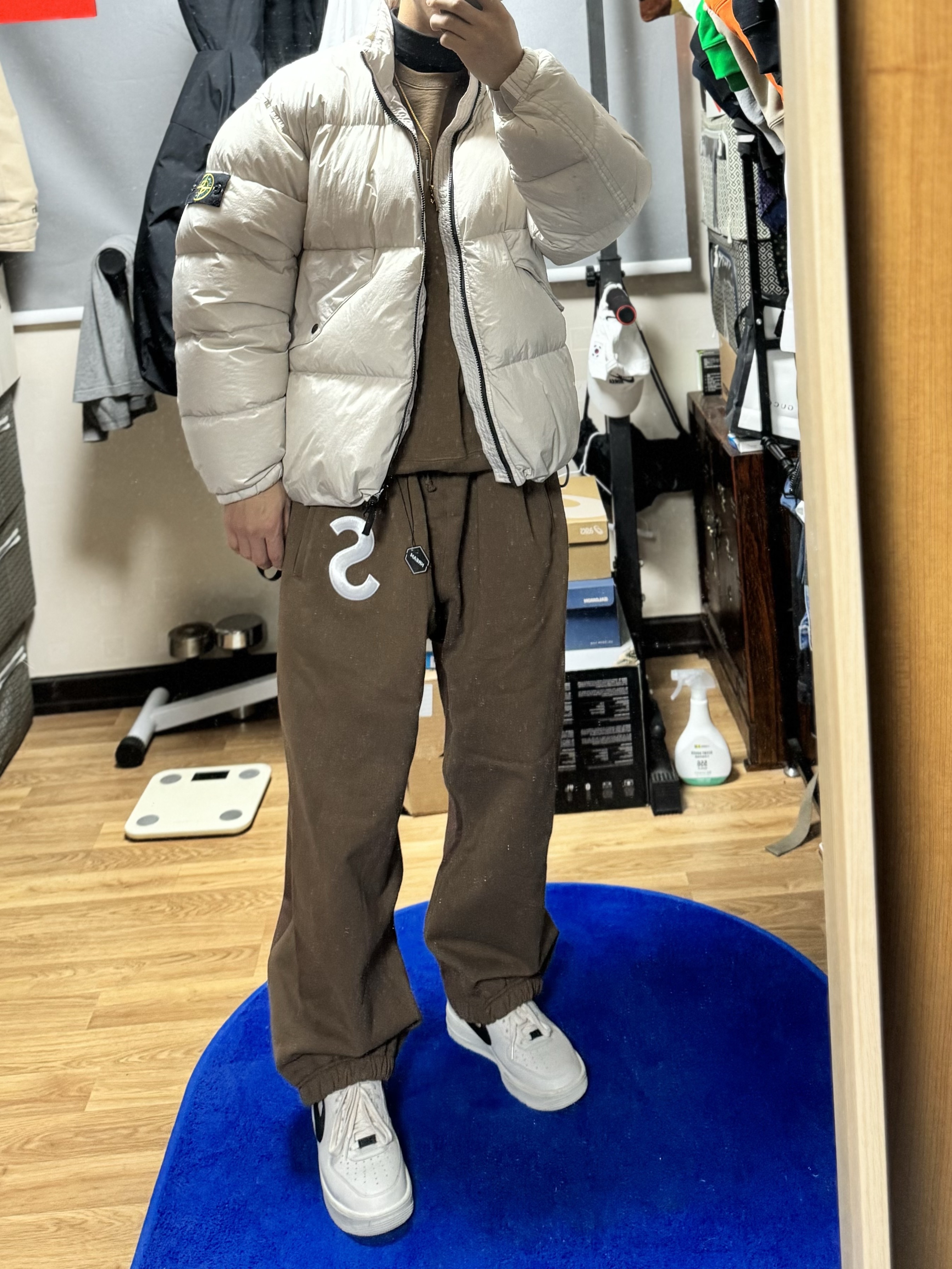 Supreme x Bless Sweatpant Jean Brown - 23FW, Supreme x Bless Crewneck Olive Brown - 23FW 착용 스타일 - 3