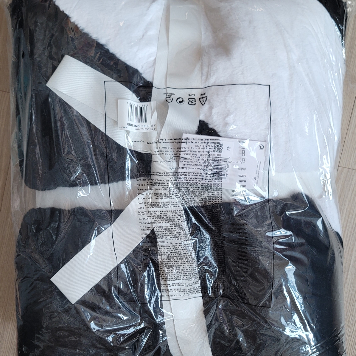 Nike NSW Faux Fur Blanket Black White 착용 스타일