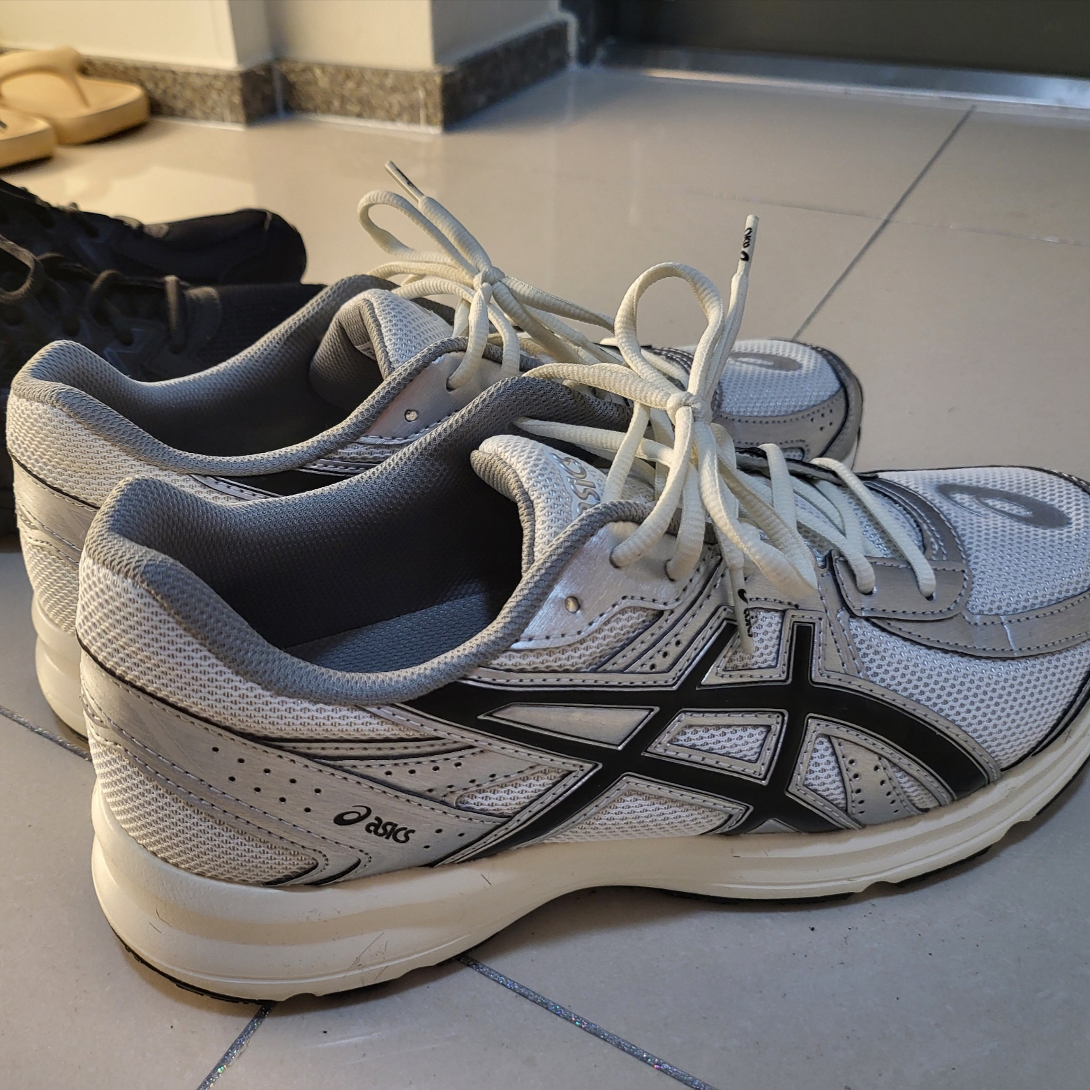 Asics Jog 100 T Black - 4E Extra Wide, Asics Jog 100 S White Black - 2E Wide 착용 스타일 - 2