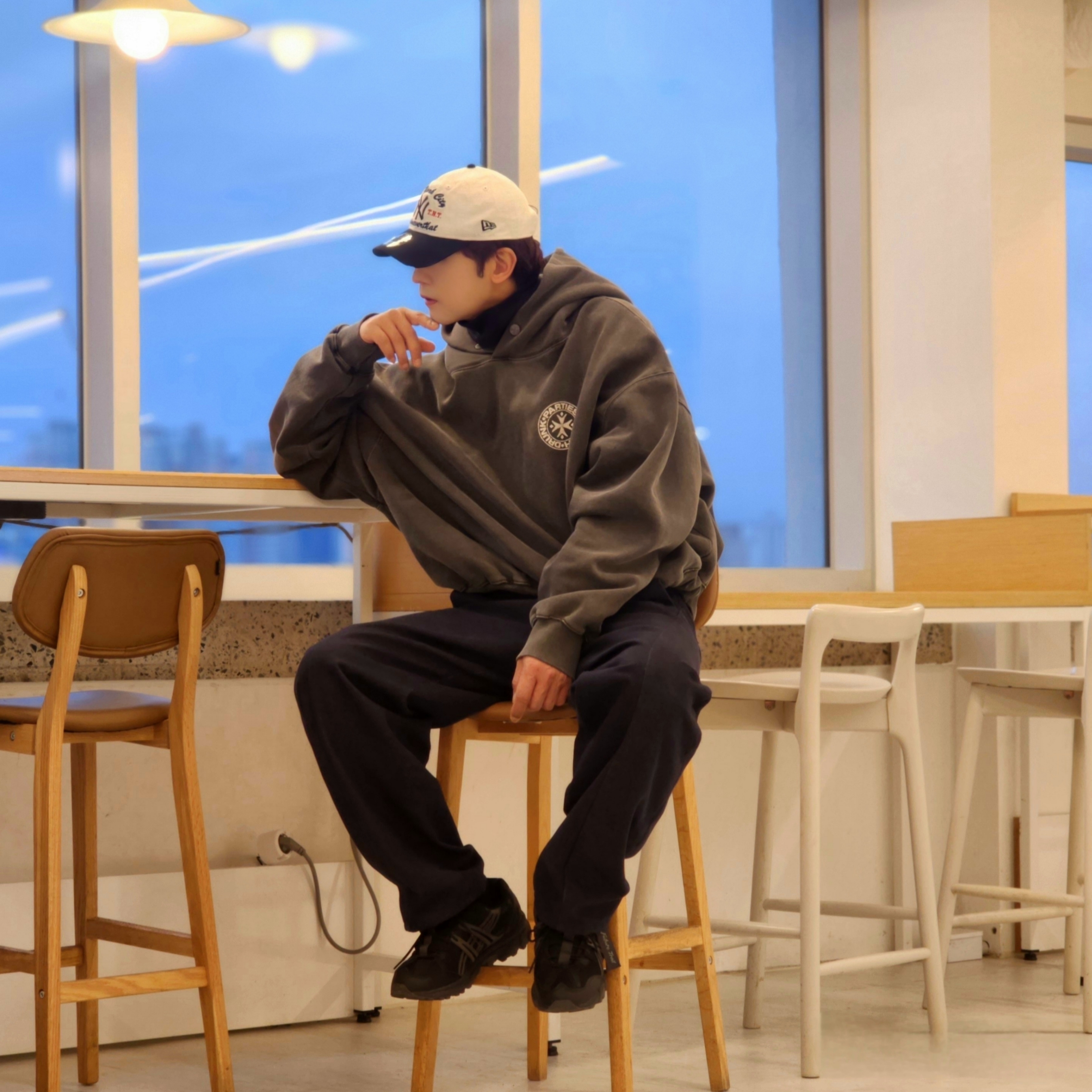 thisisneverthat x New Era x MLB New York Yankees Unstructured Ball Cap White Black, Punch Drunk Parties Circle Logo Garment Dyed Hoodie Charcoal 착용 스타일 - 3