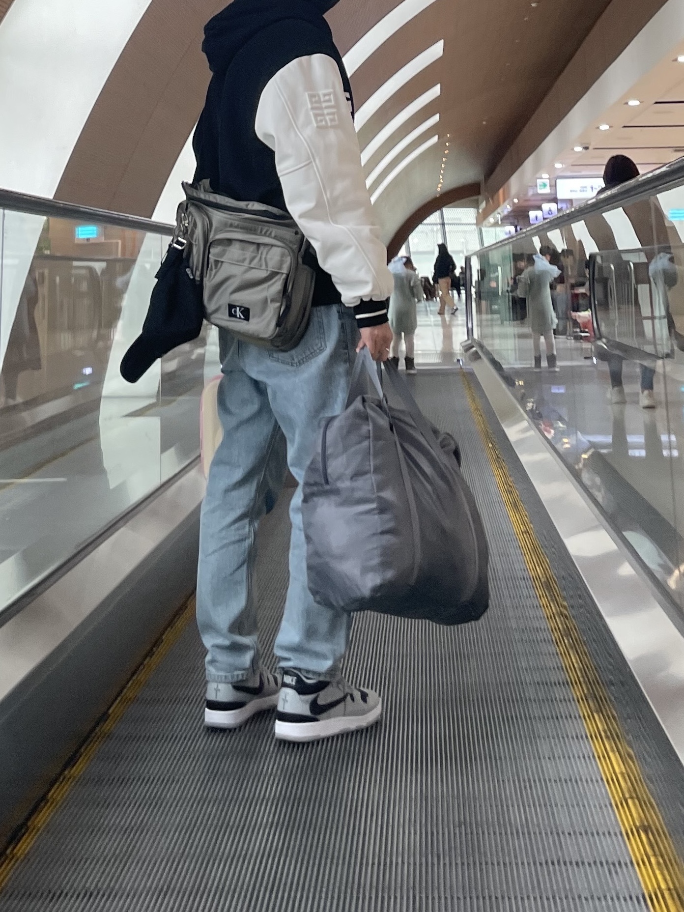 Nike x Travis Scott Mac Attack SP Light Smoke Grey, Givenchy Curved Cap with Embroidered Logo Black 착용 스타일
