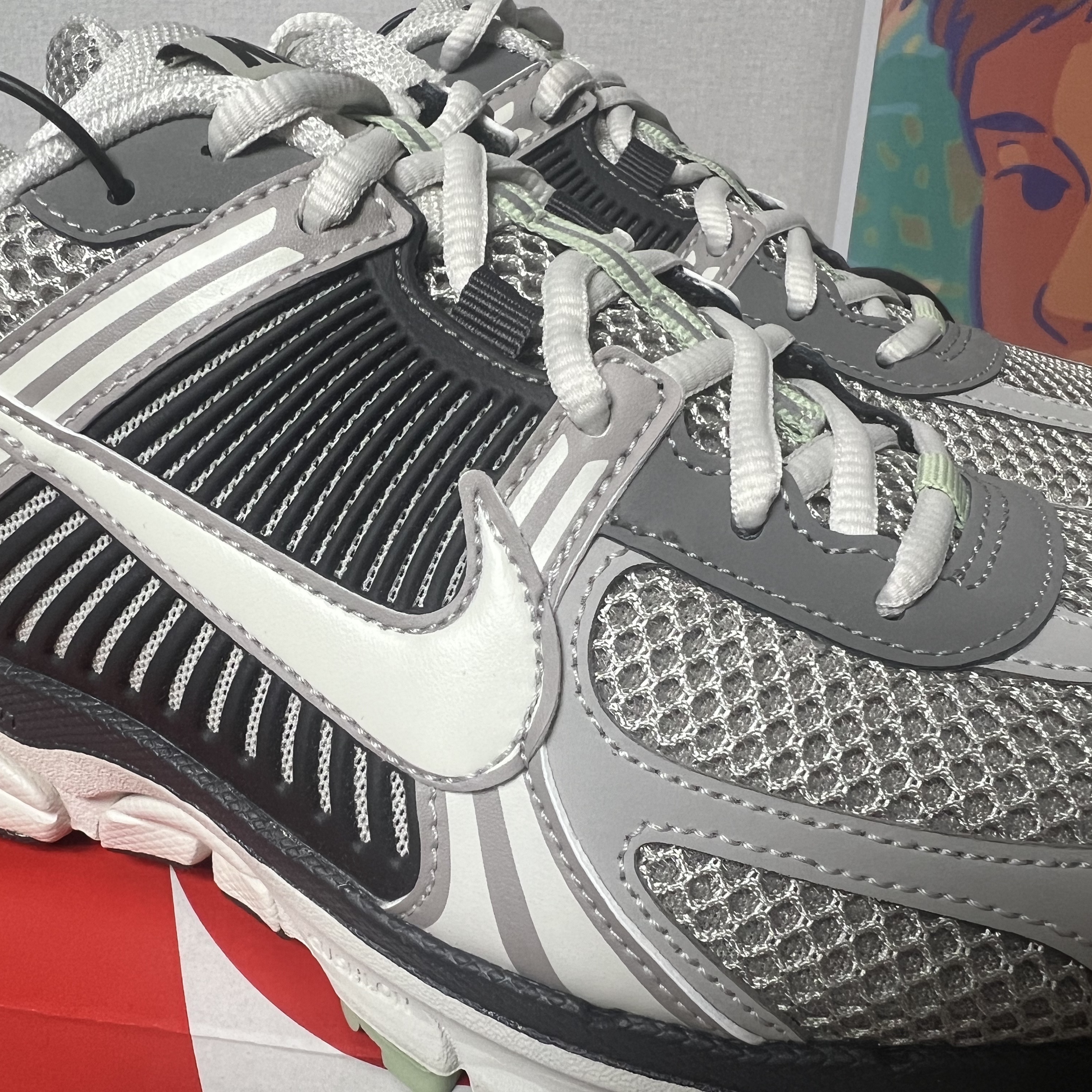 (W) Nike Zoom Vomero 5 Cobblestone and Flat Pewter 착용 스타일 - 2