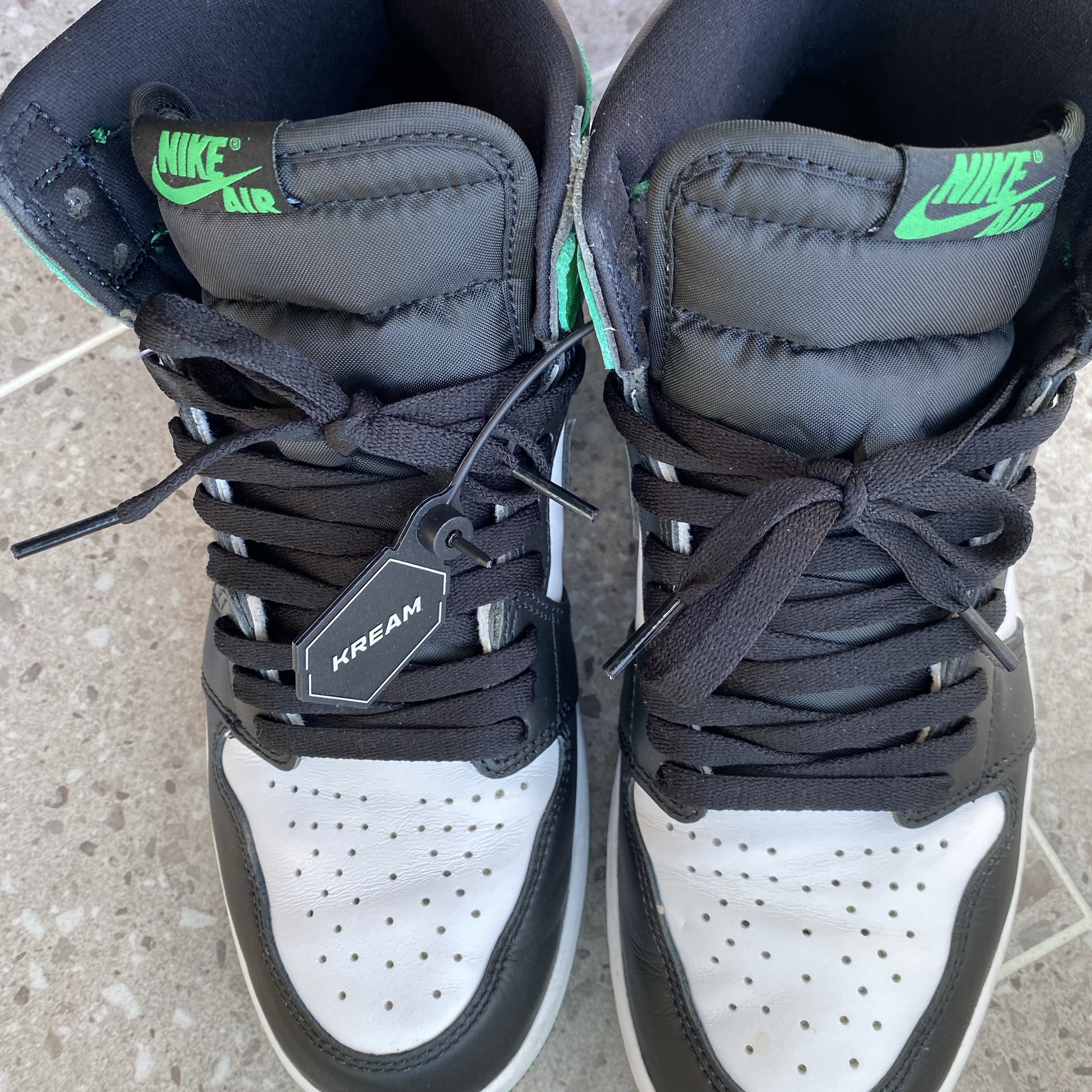 Jordan 1 Retro High OG Black and Lucky Green 착용 스타일