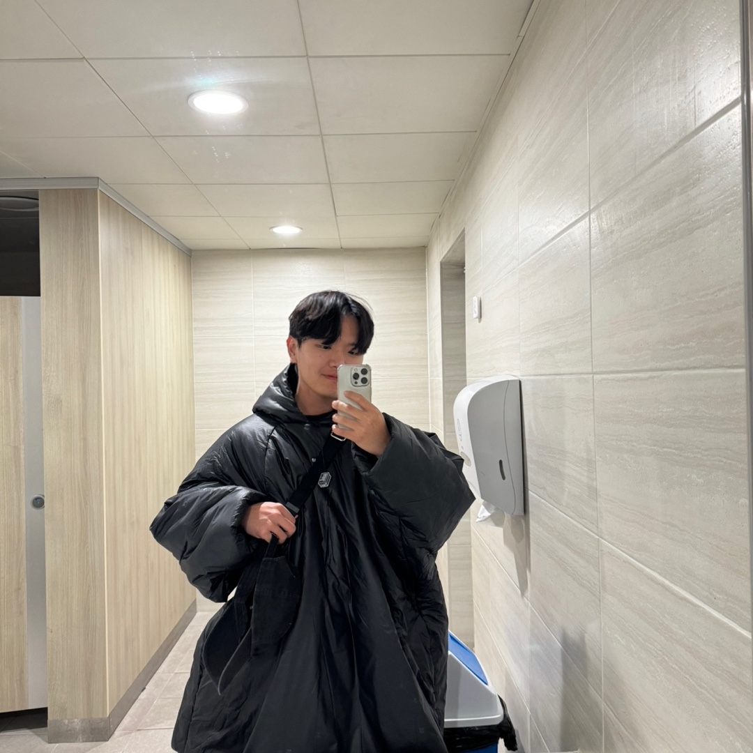 Yeezy Gap Engineered By Balenciaga T-Cut Puffer Parka Black 착용 스타일